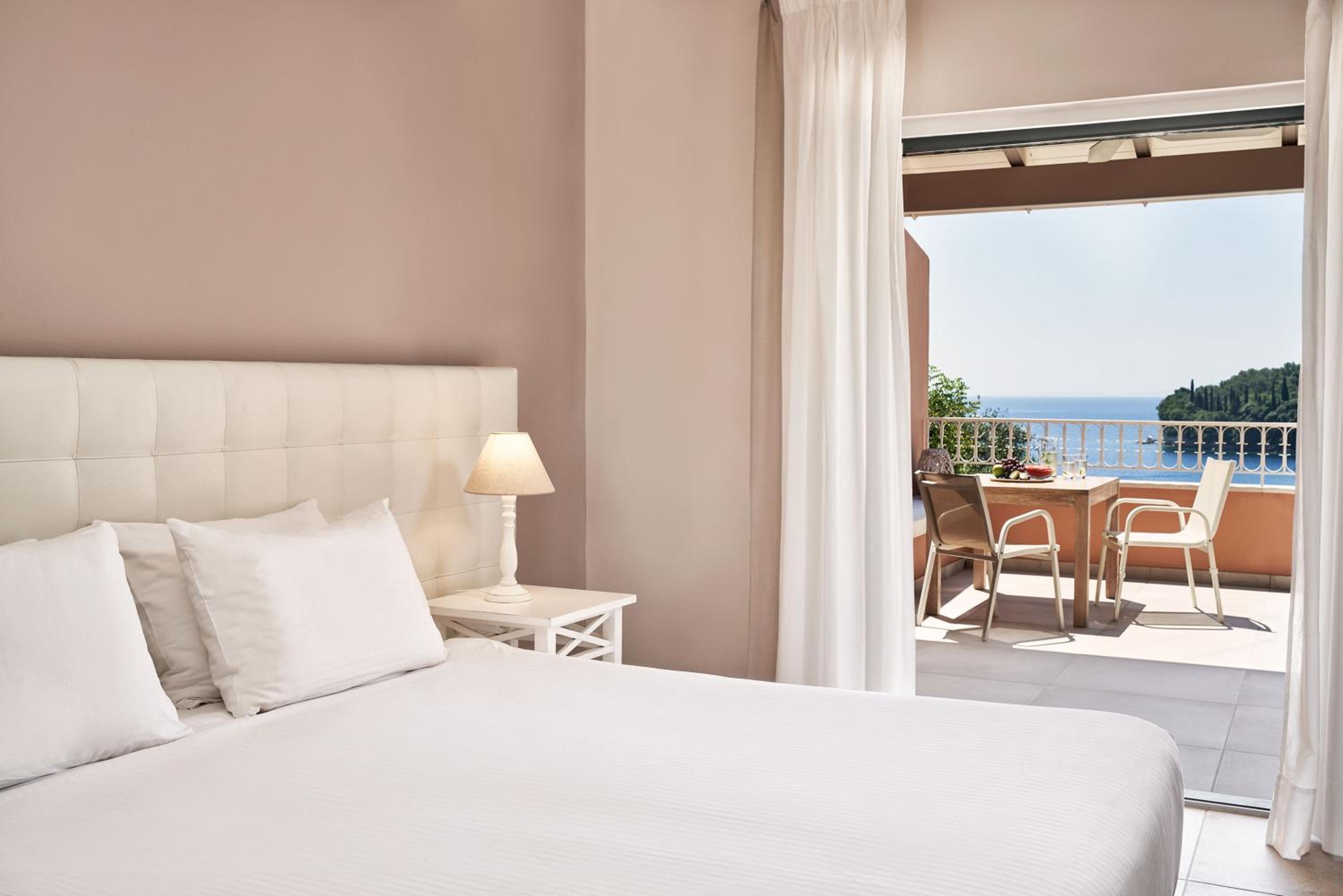 Grand Terrace Deluxe Suite with Outdoor Jacuzzi photo 1