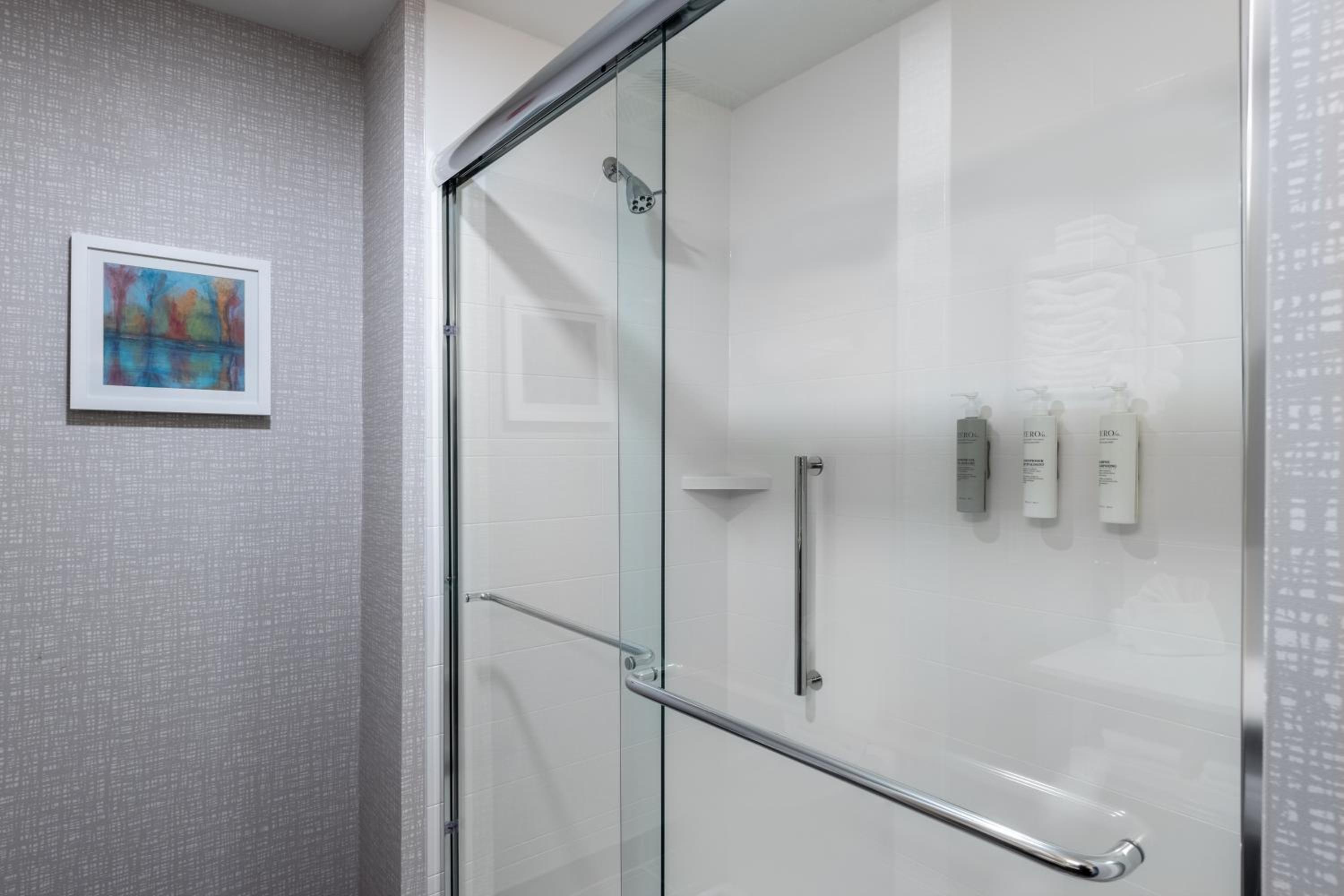 King Room with Microwave and Fridge - Photo 4