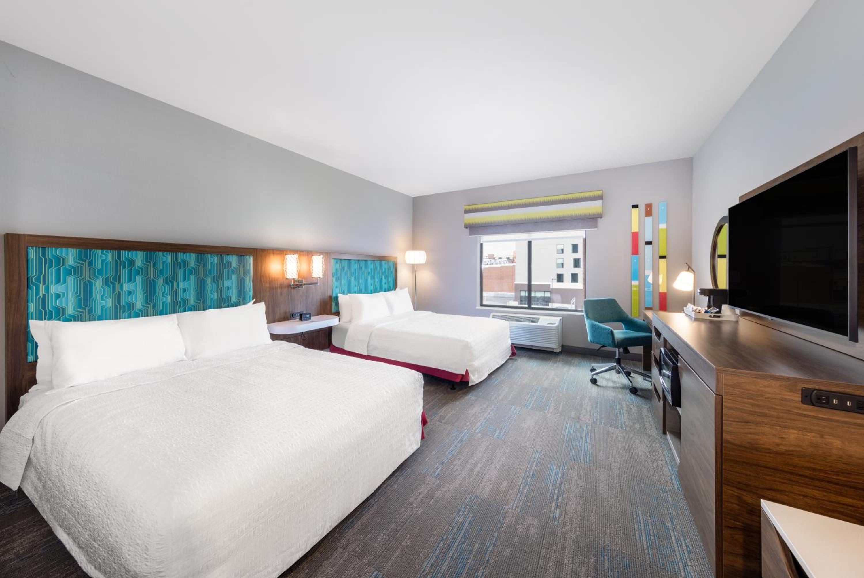 Queen Room with Two Queen Beds - Photo 2