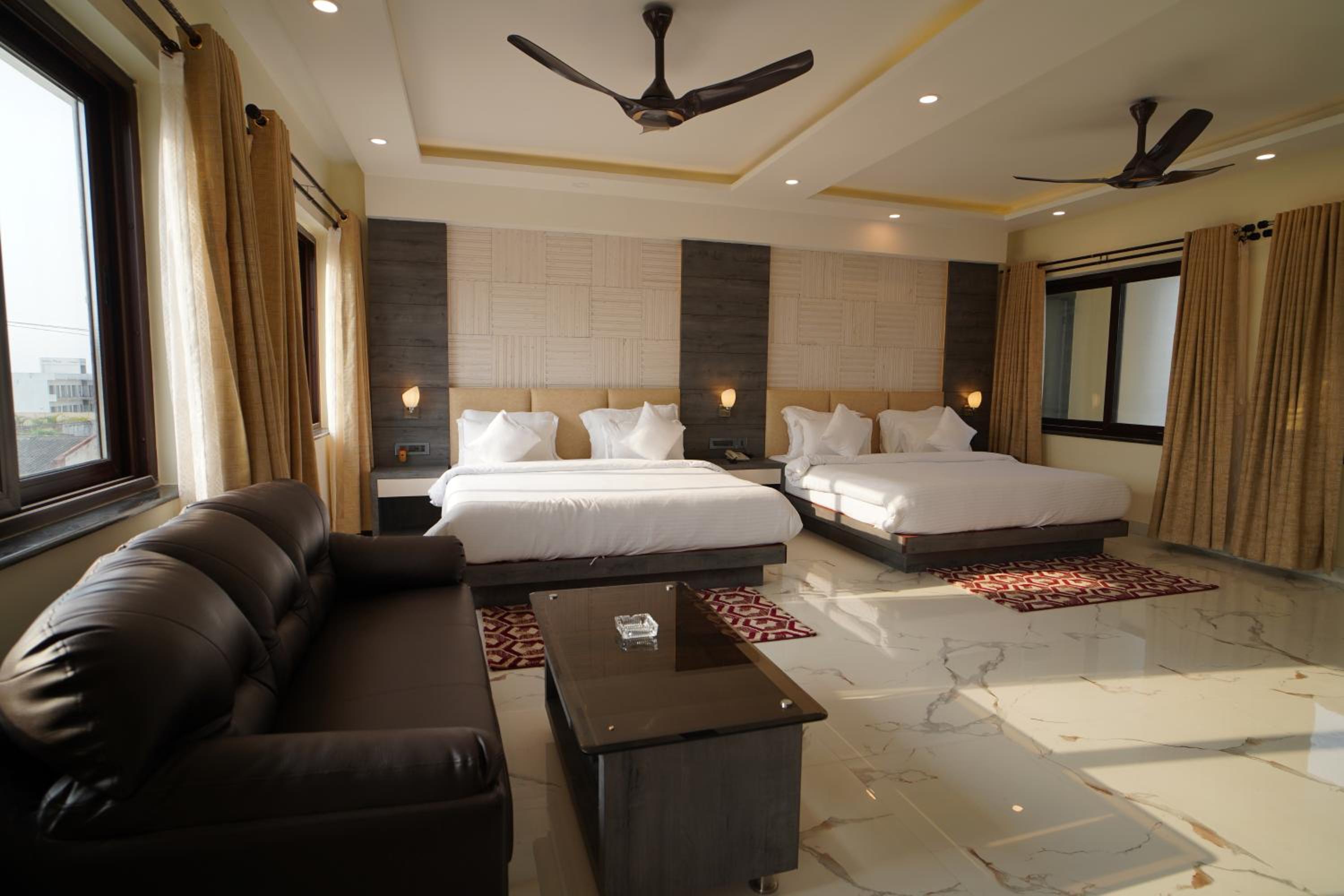 Suite with Pool View - Photo 3