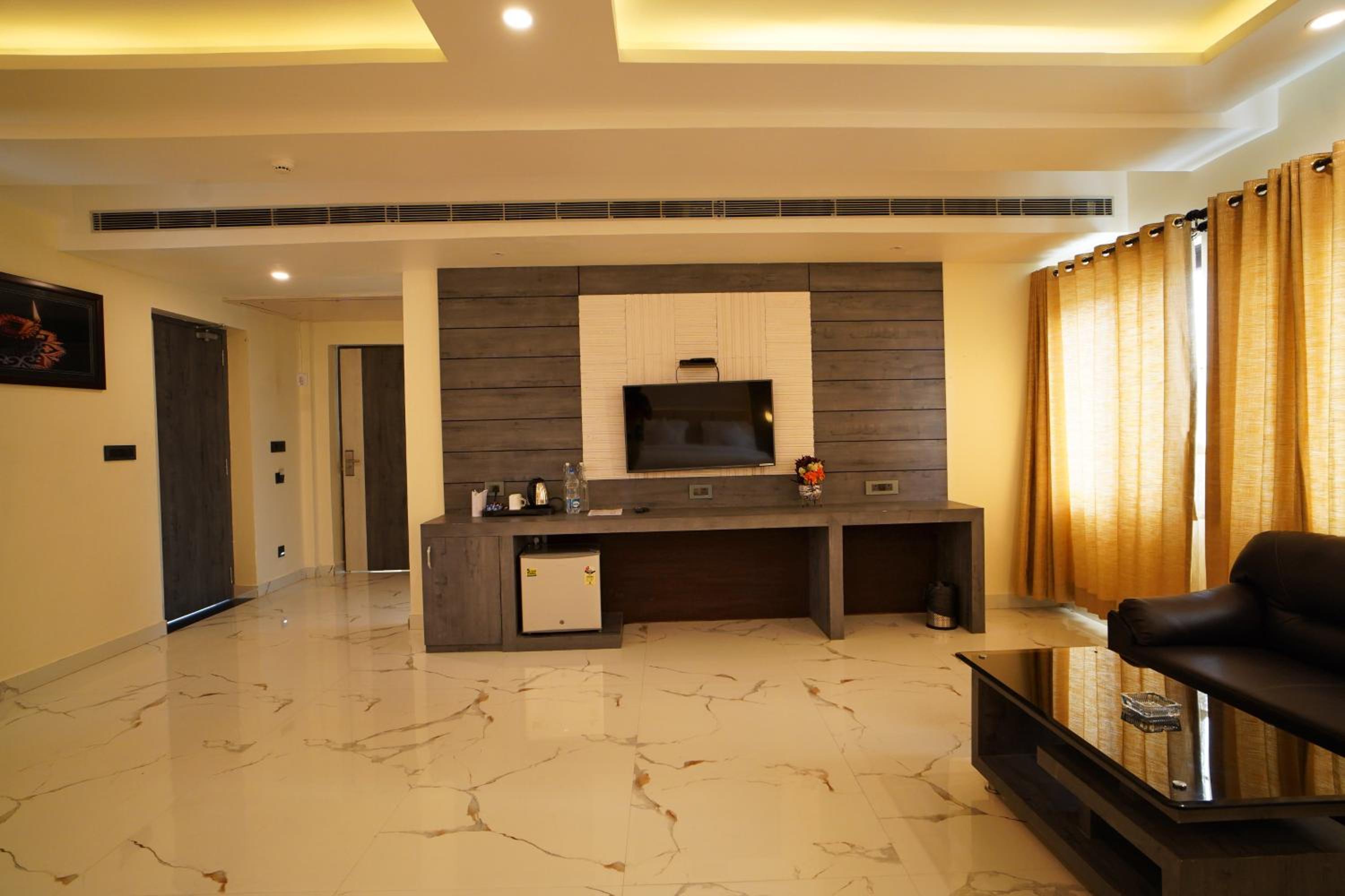 Suite with Pool View - Photo 8