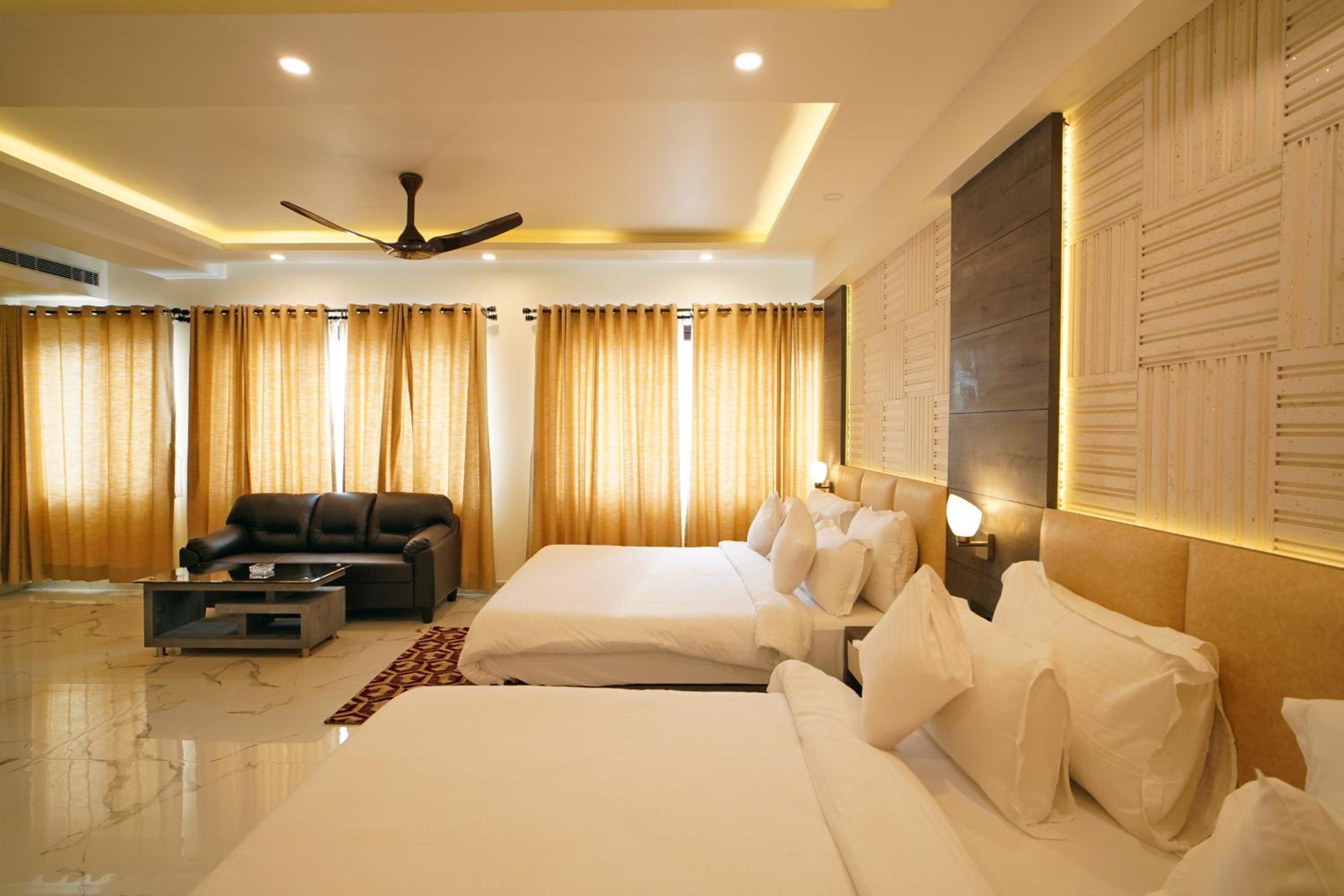 Suite with Pool View - Photo 10