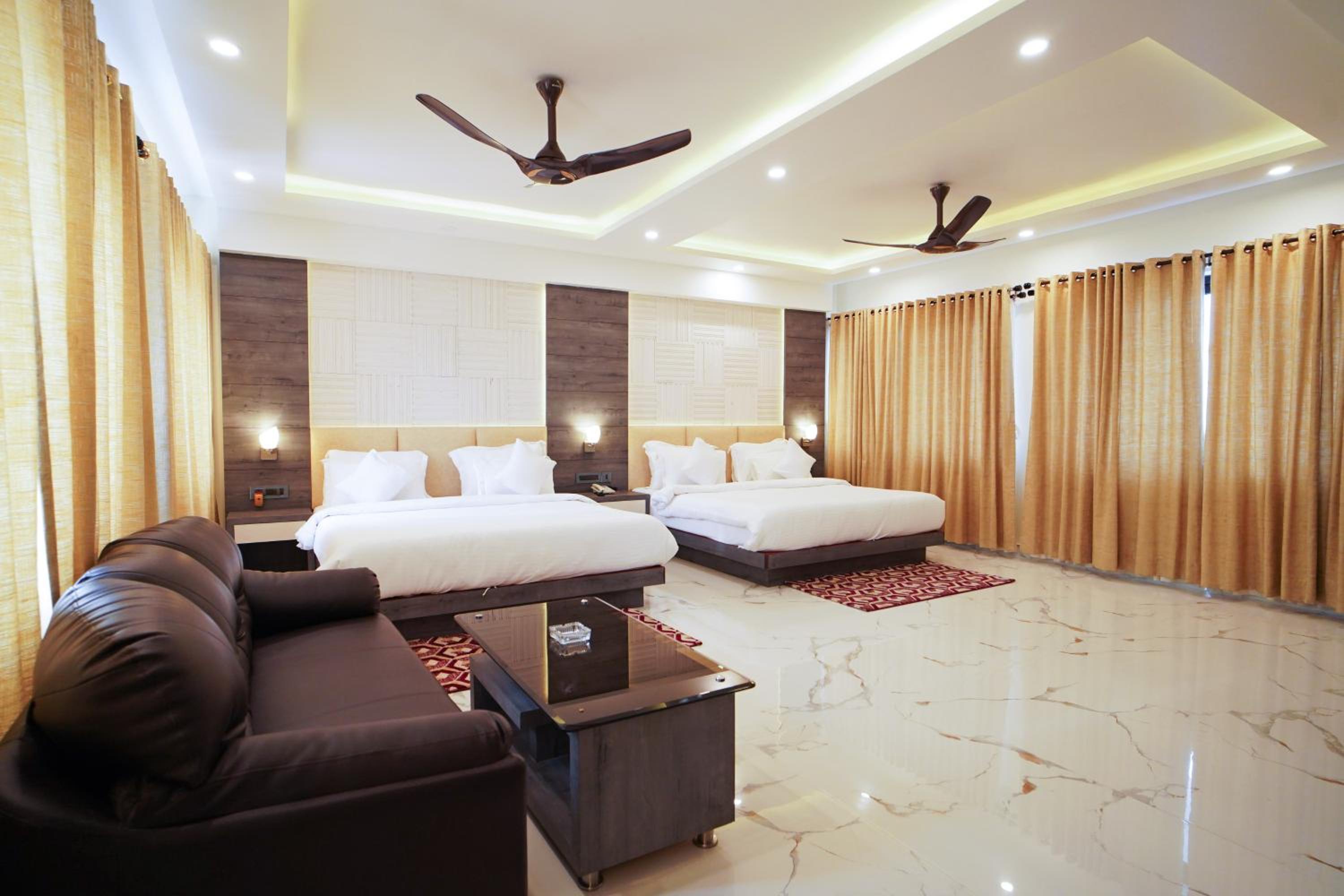 Suite with Pool View - Photo 11