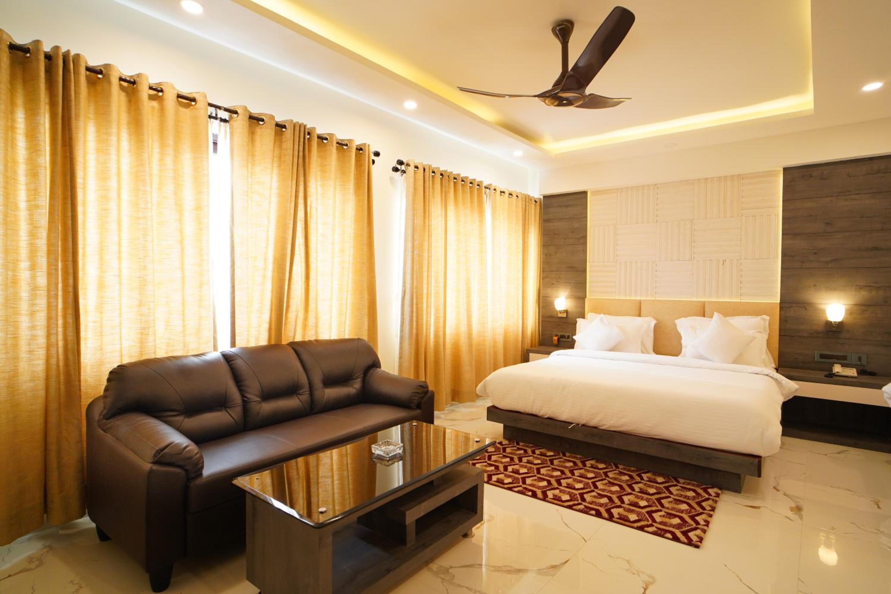 Suite with Pool View - Photo 12