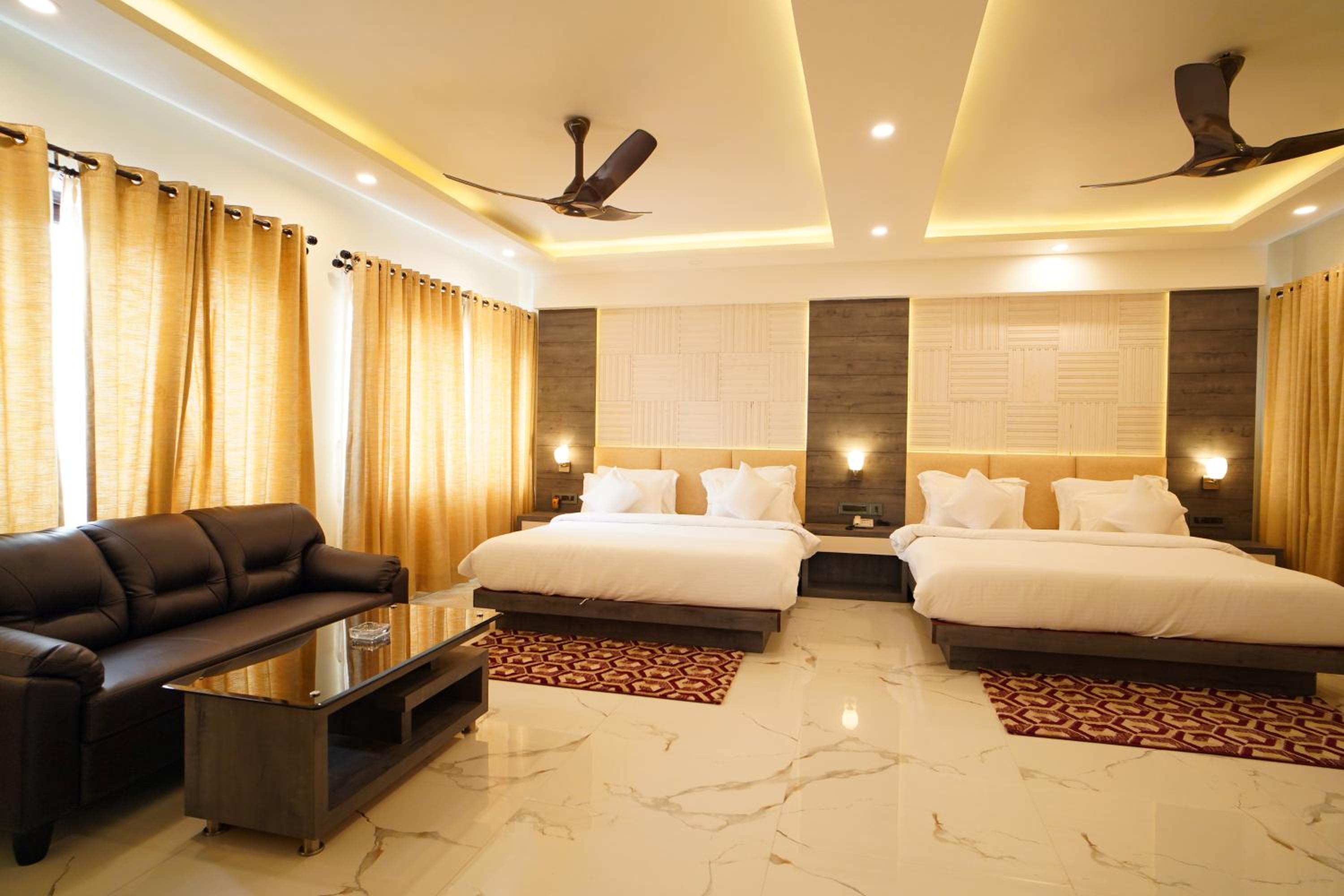Suite with Pool View - Photo 13