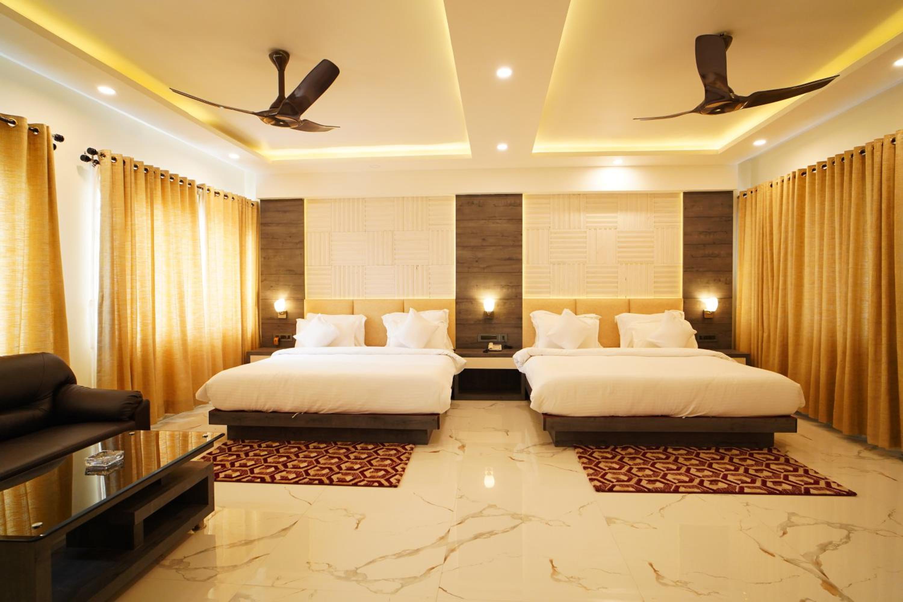 Suite with Pool View - Photo 1