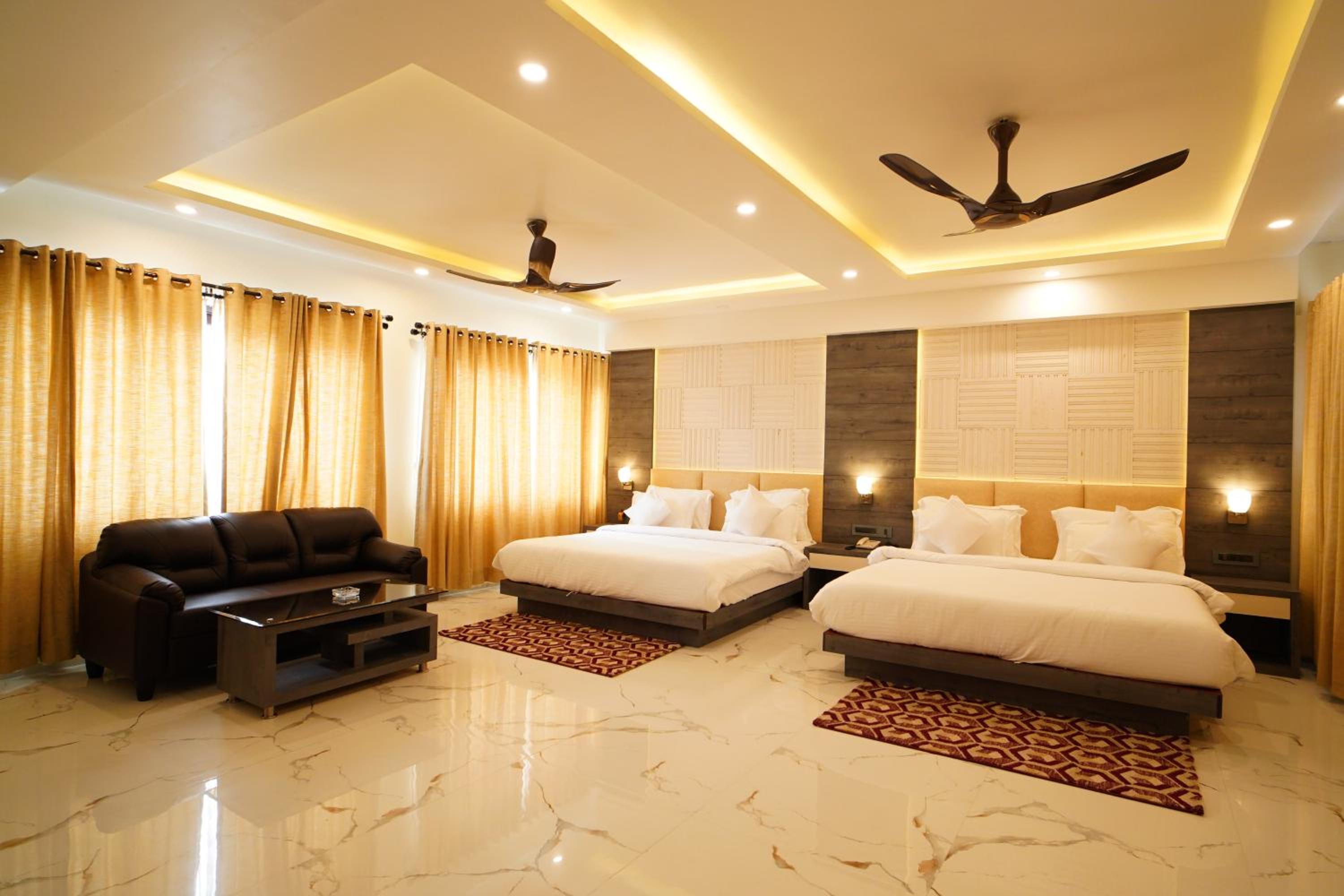 Suite with Pool View - Photo 14