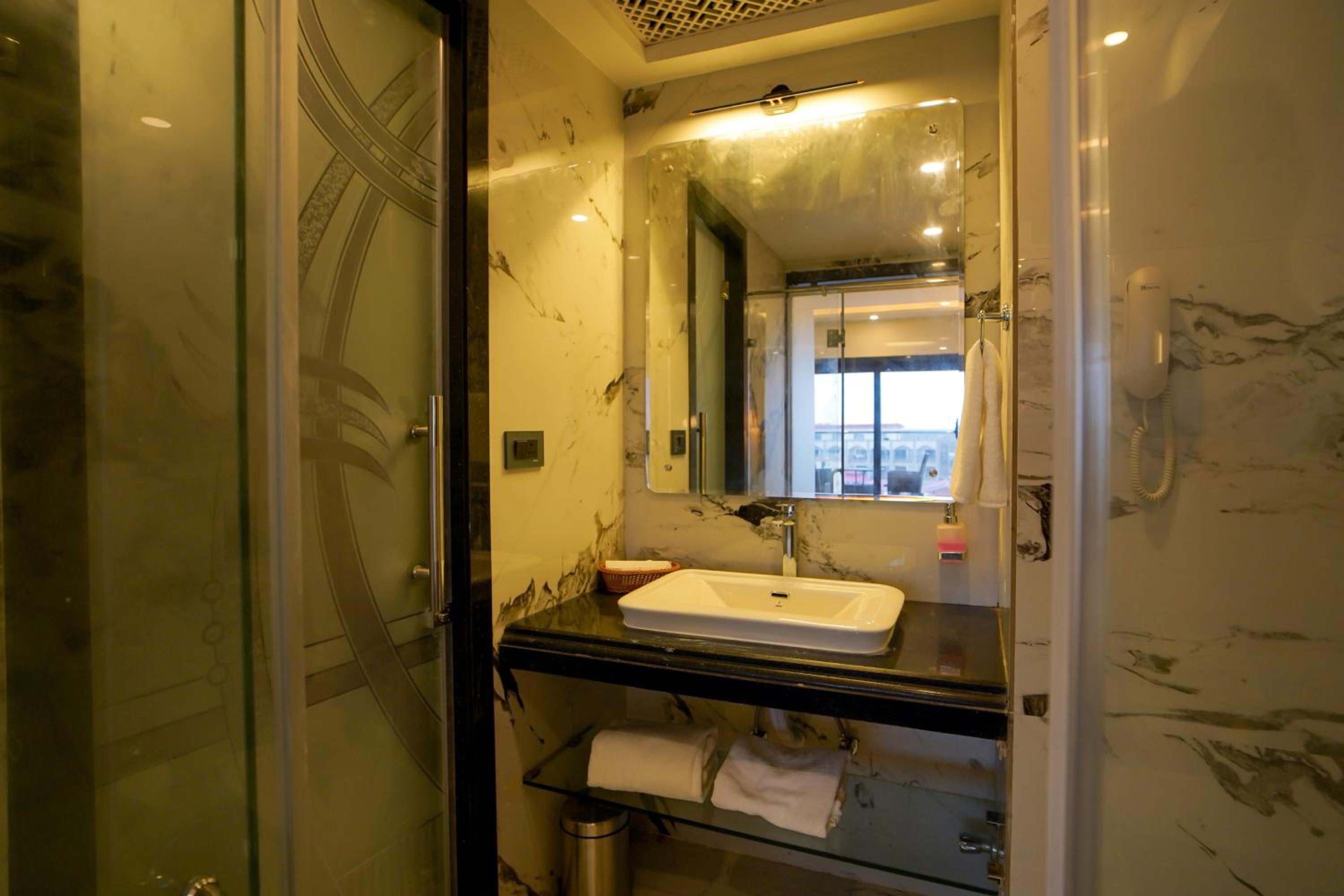 Double Room with Pool View - Photo 4