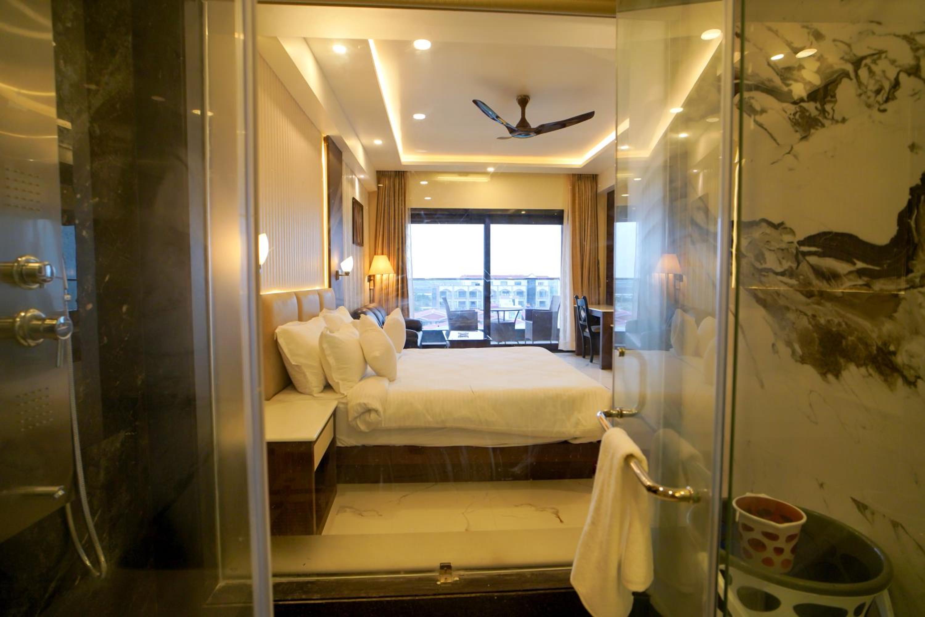 Double Room with Pool View - Photo 5