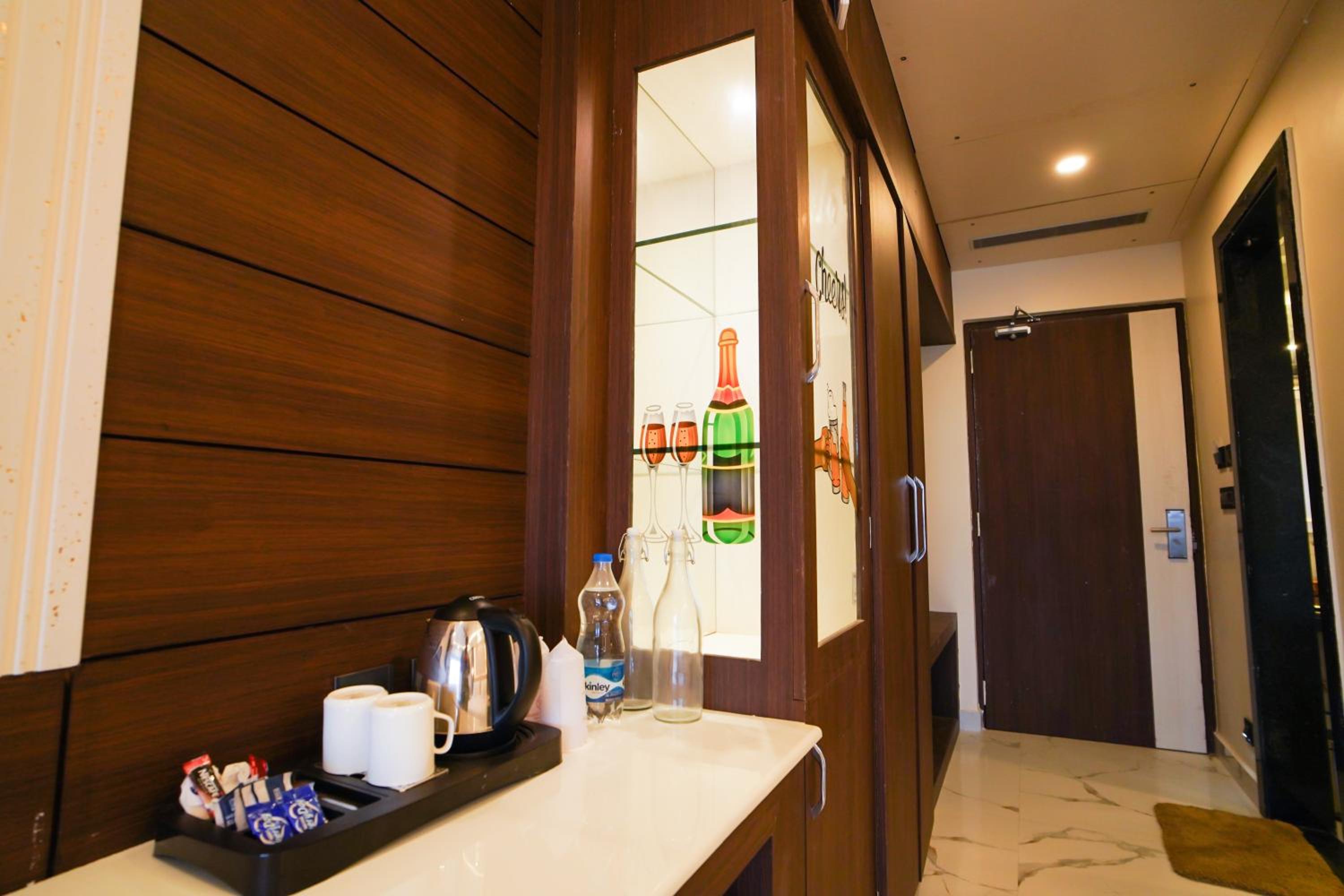 Double Room with Pool View - Photo 6