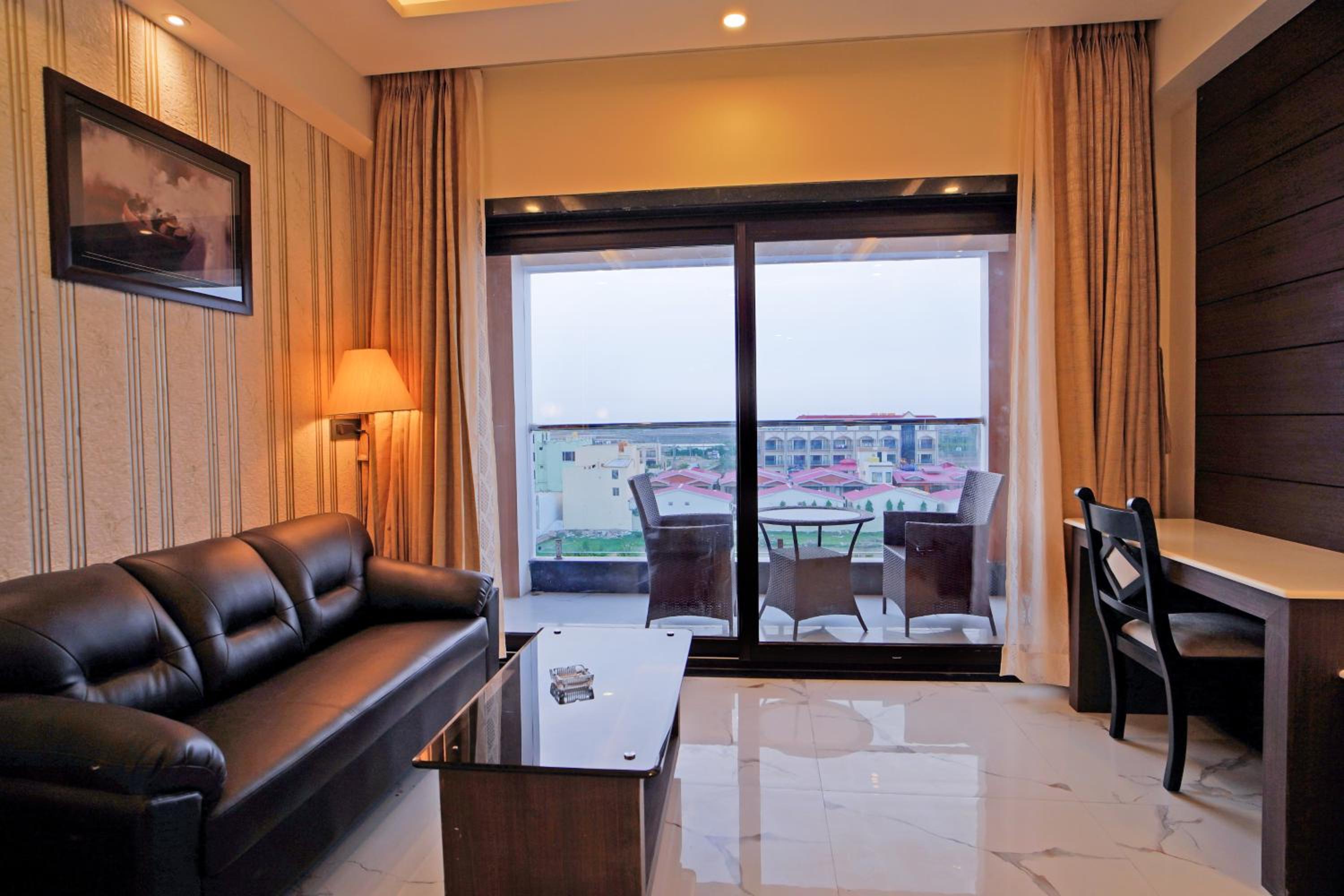 Double Room with Pool View - Photo 8