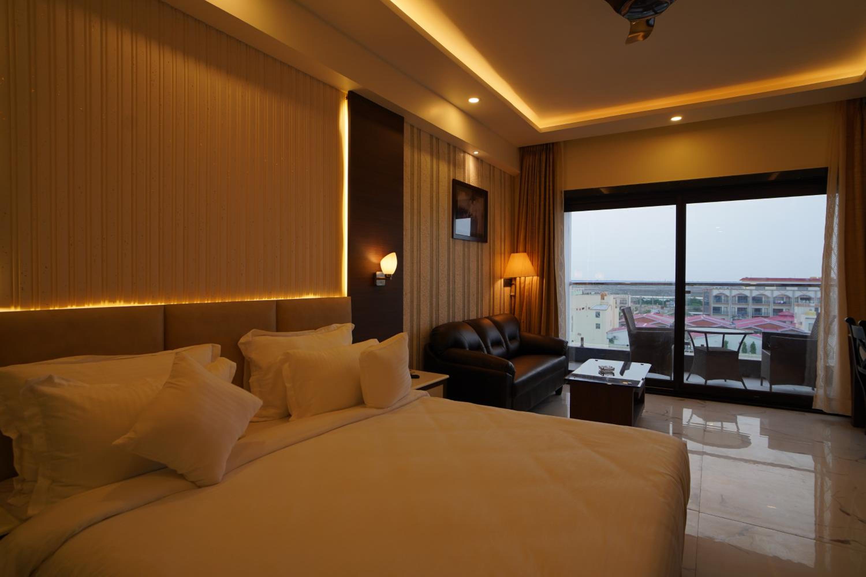 Double Room with Pool View - Photo 1
