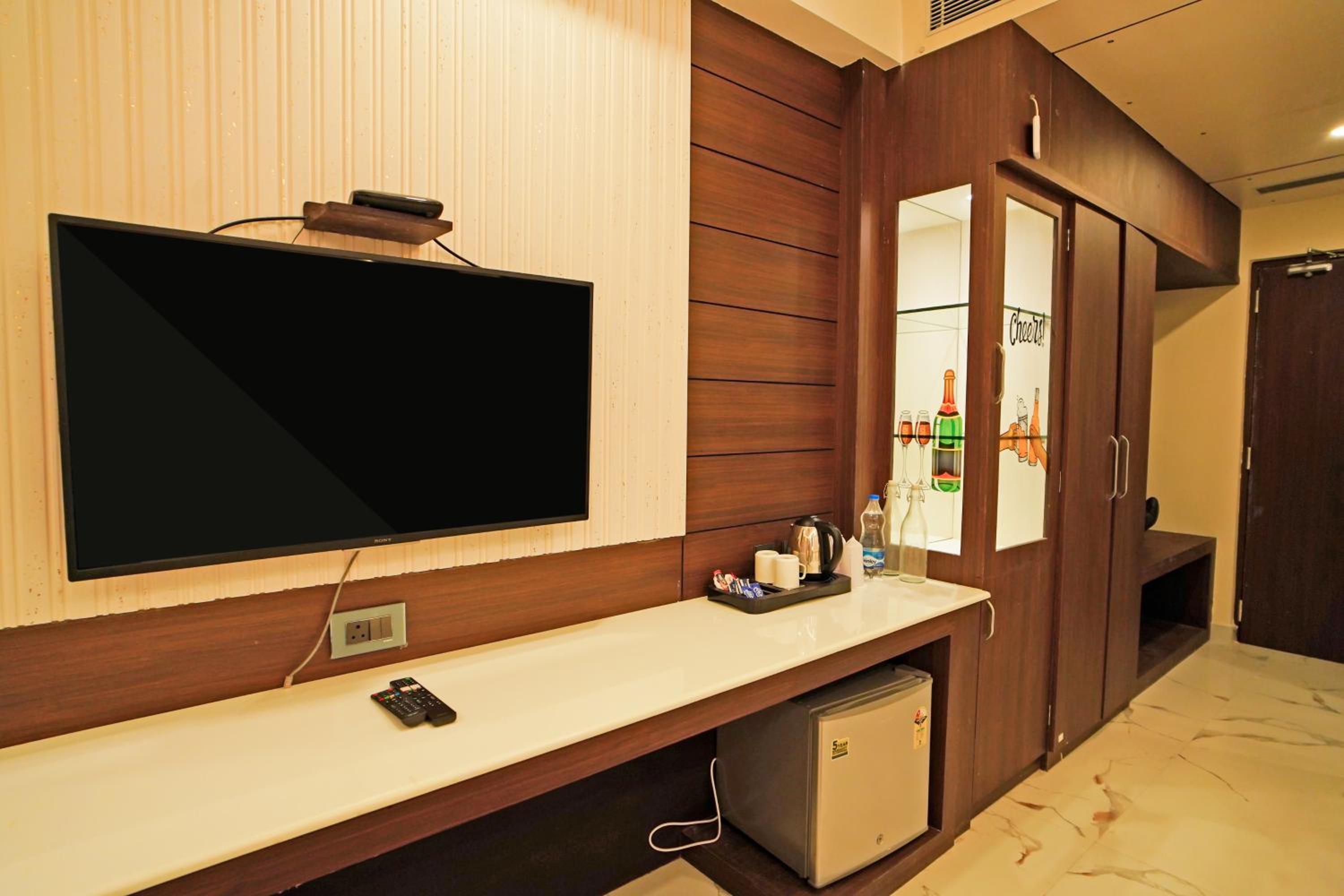 Double Room with Pool View - Photo 17