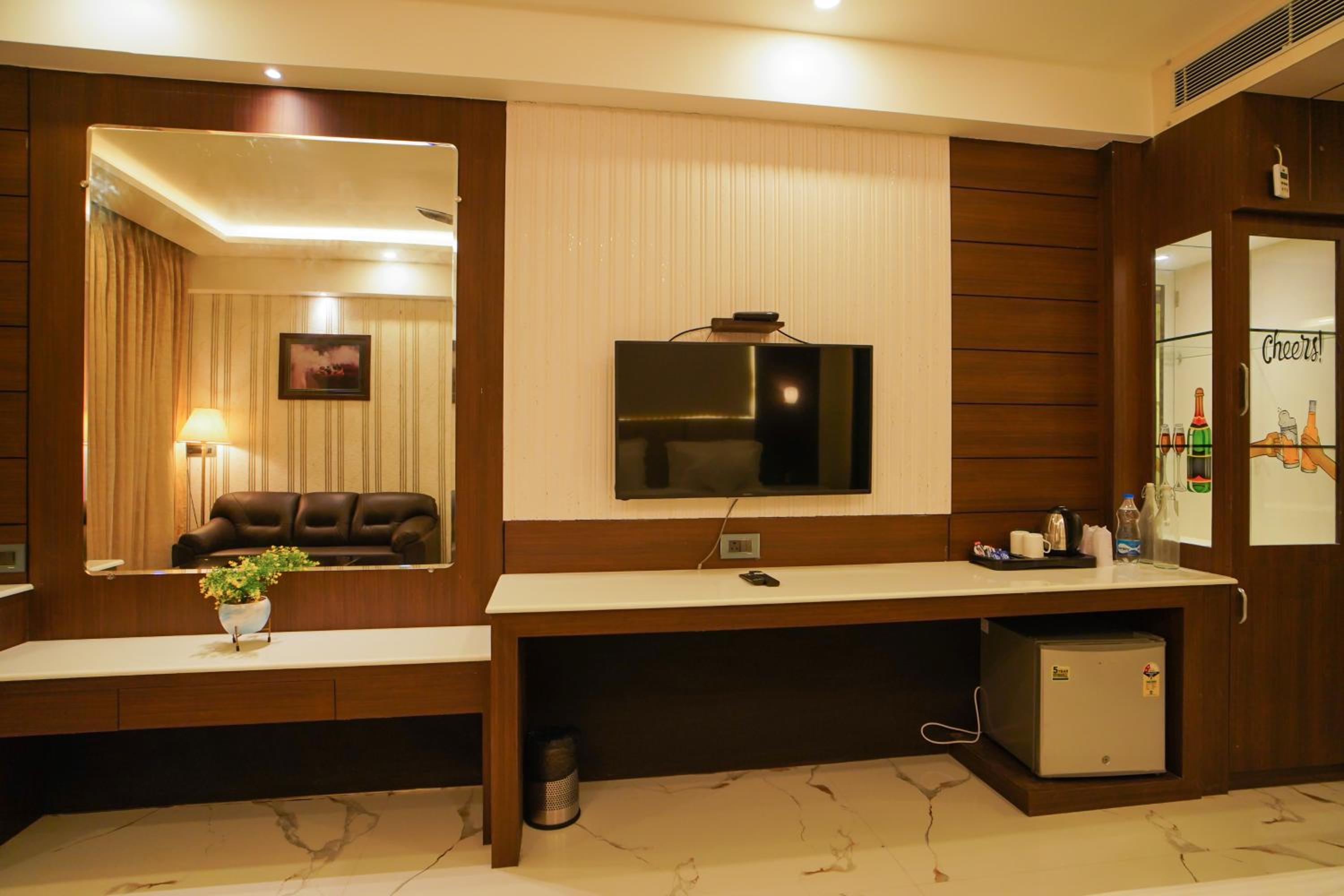 Double Room with Pool View - Photo 18