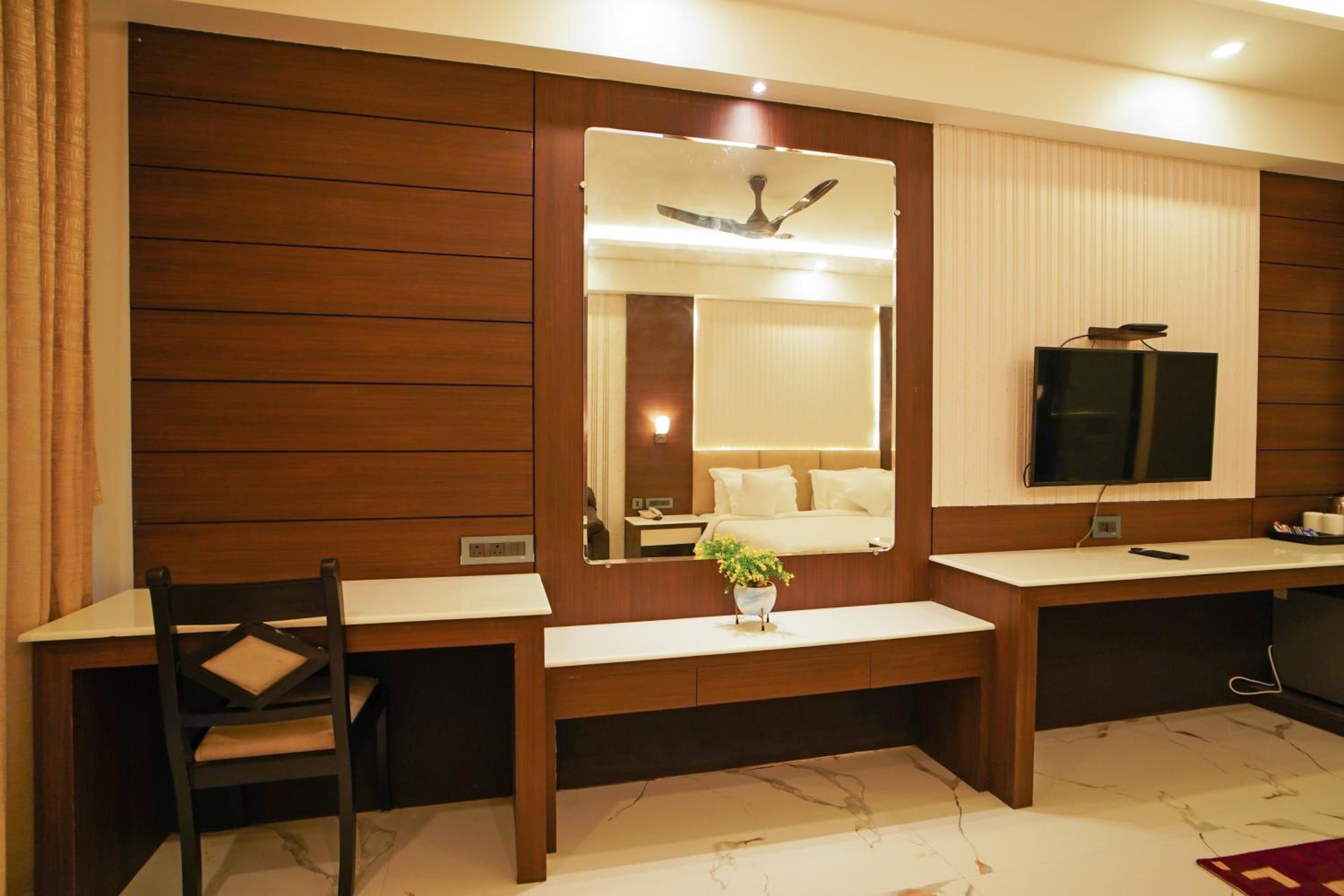 Double Room with Pool View - Photo 19