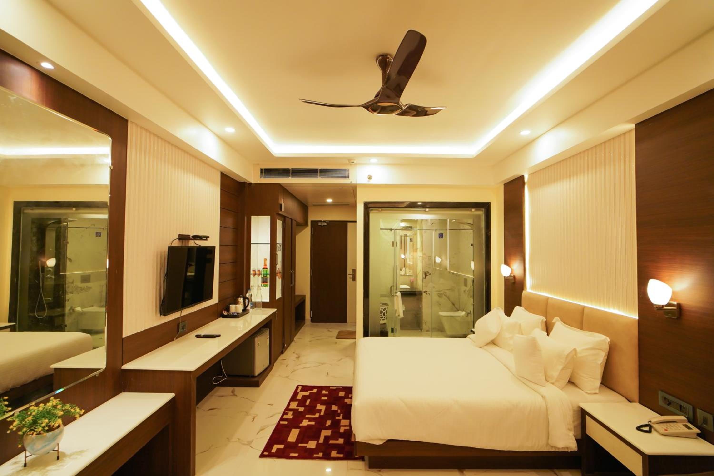 Double Room with Pool View - Photo 10