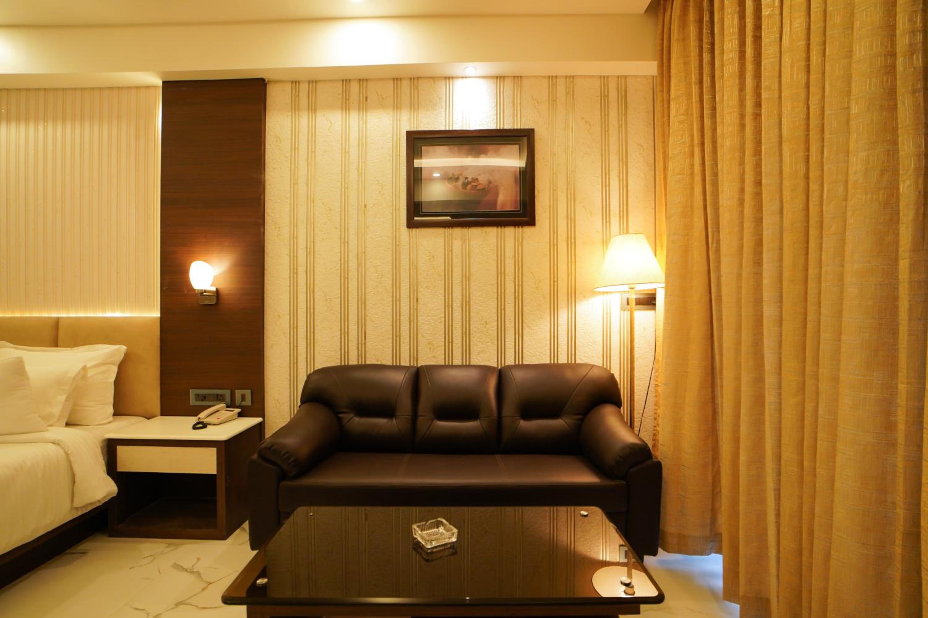 Double Room with Pool View - Photo 12