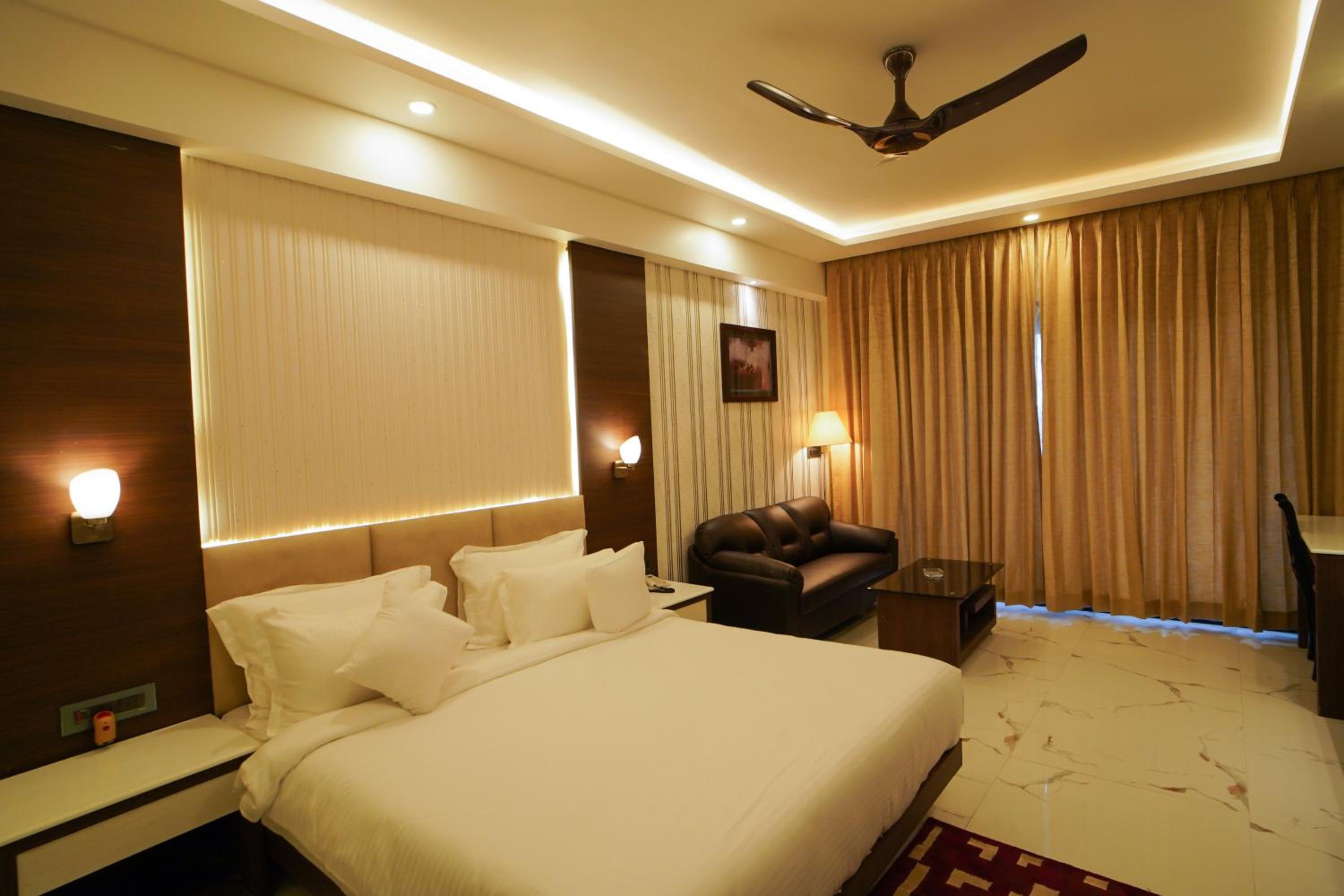 Double Room with Pool View - Photo 15