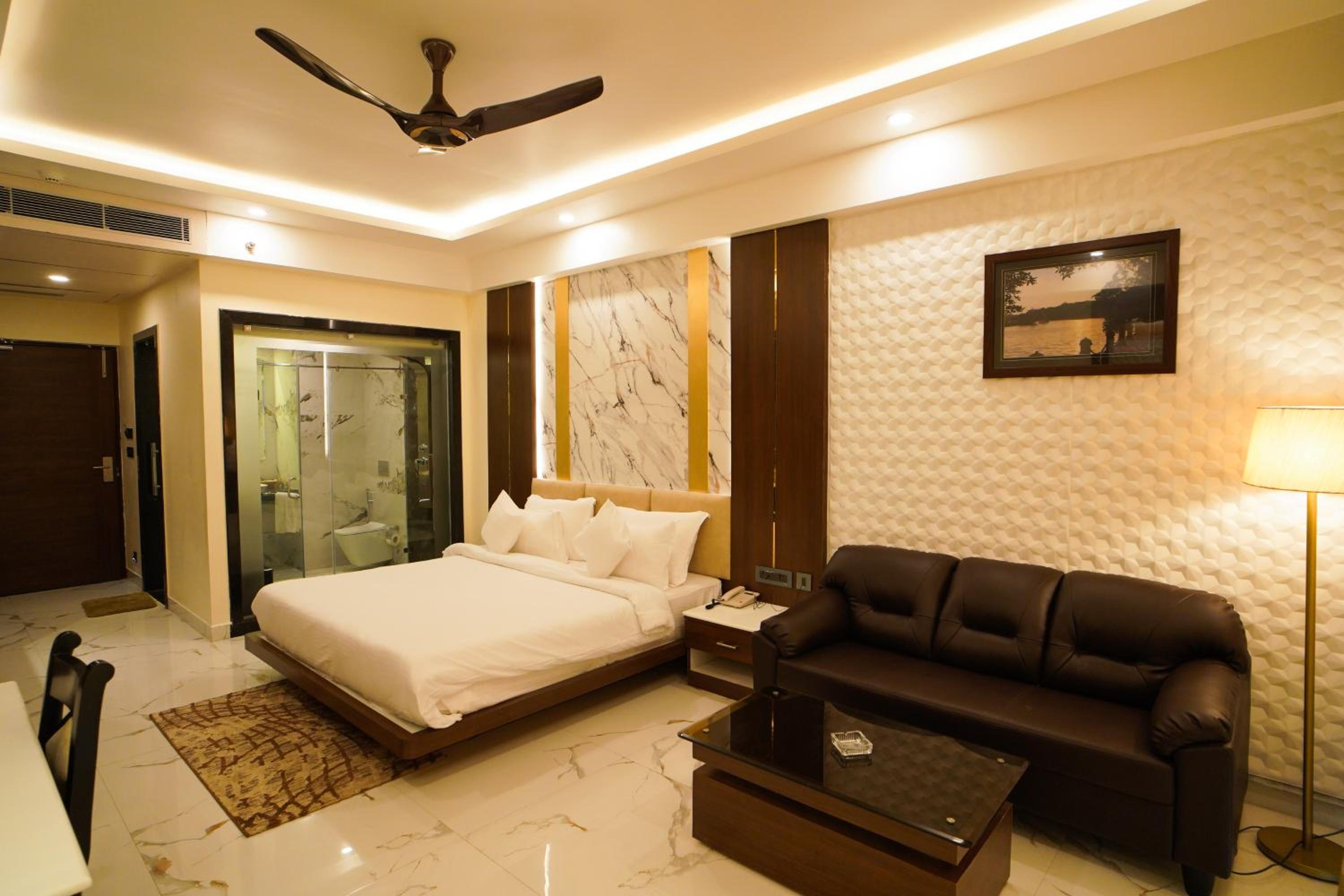 King Room with Pool View - Photo 19