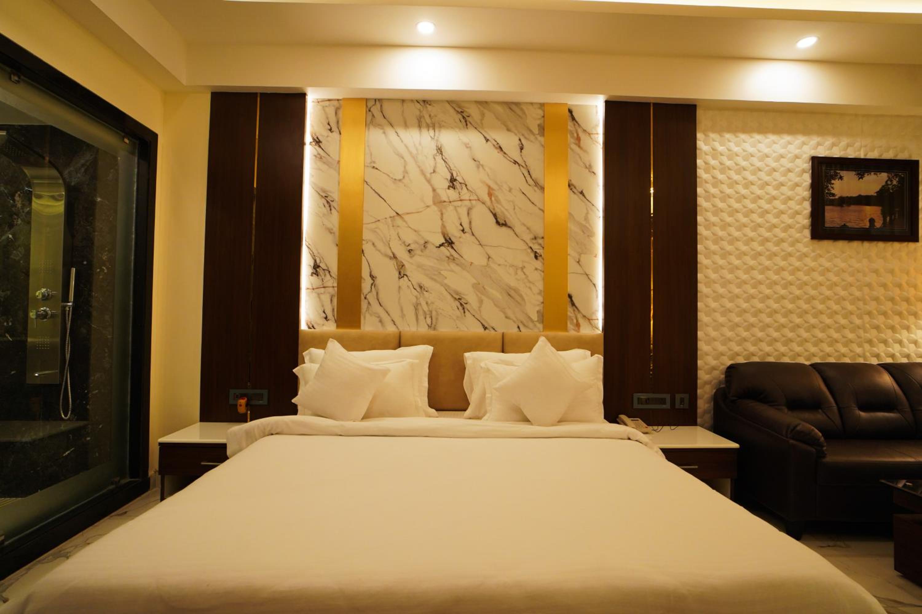 King Room with Pool View - Photo 21