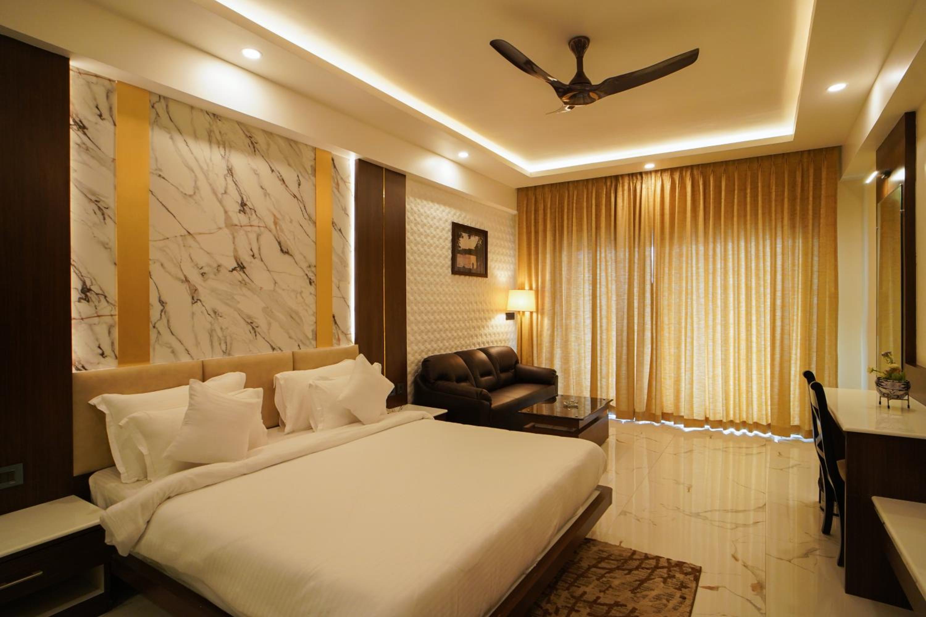 King Room with Pool View - Photo 20