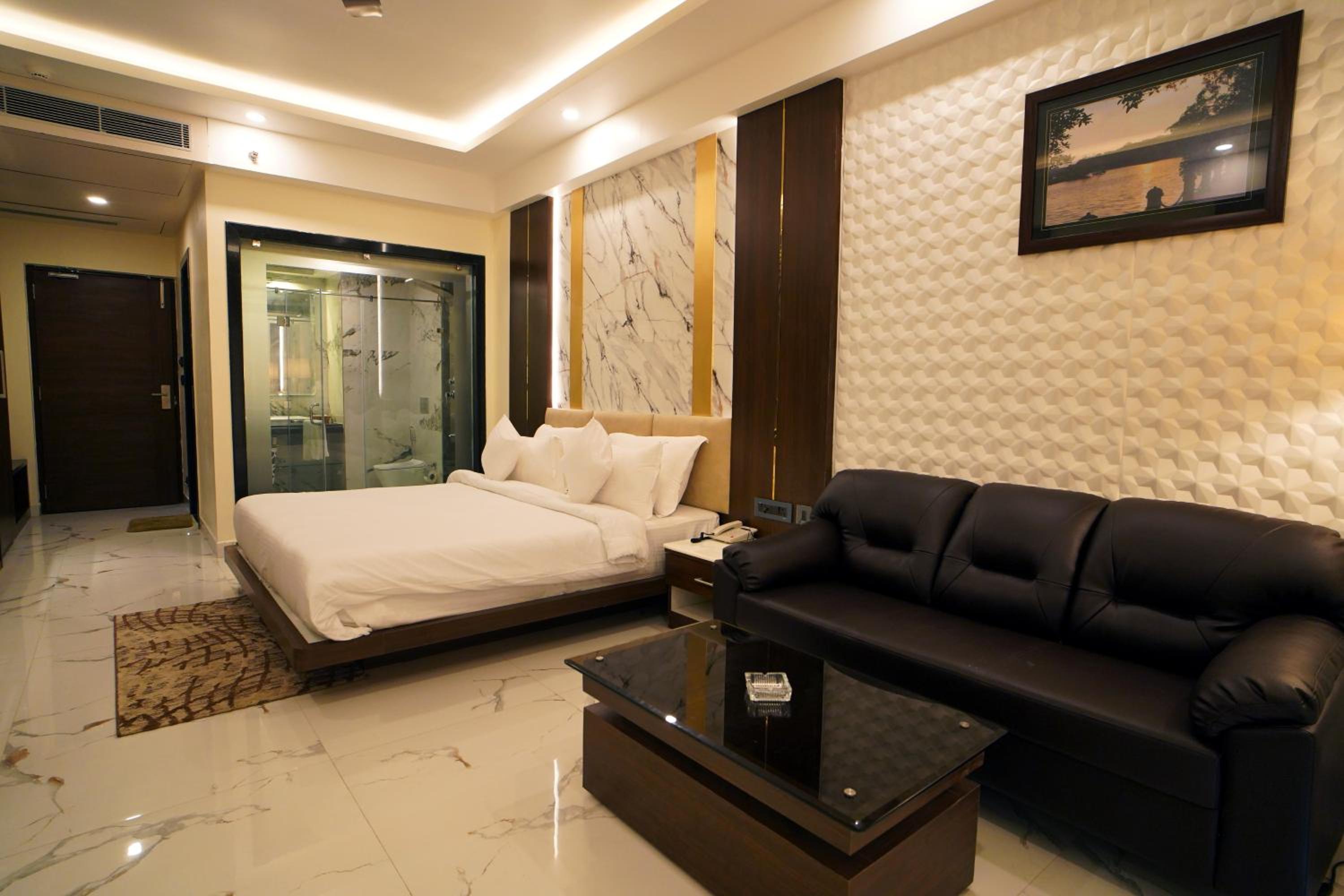 King Room with Pool View - Photo 23