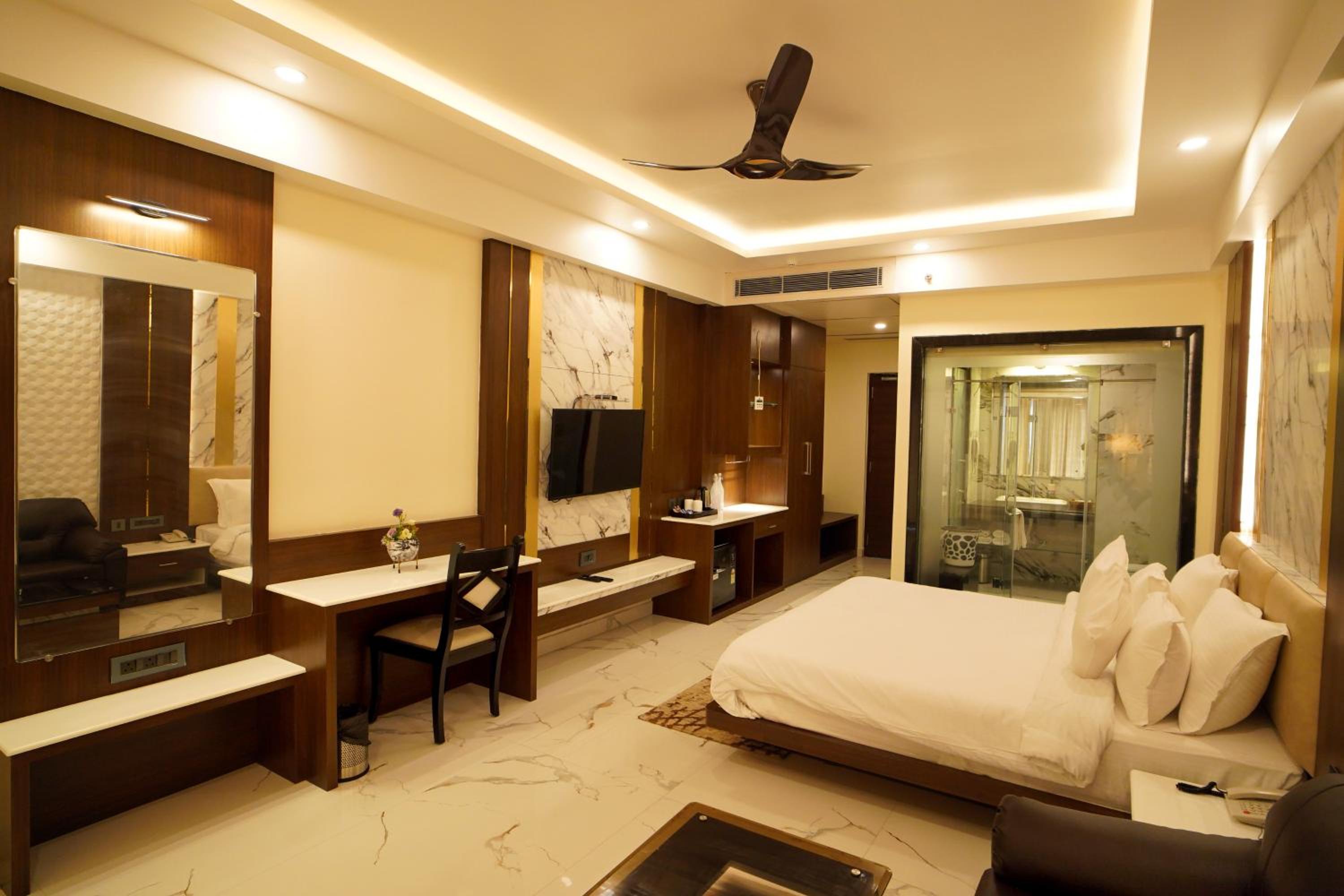 King Room with Pool View - Photo 22