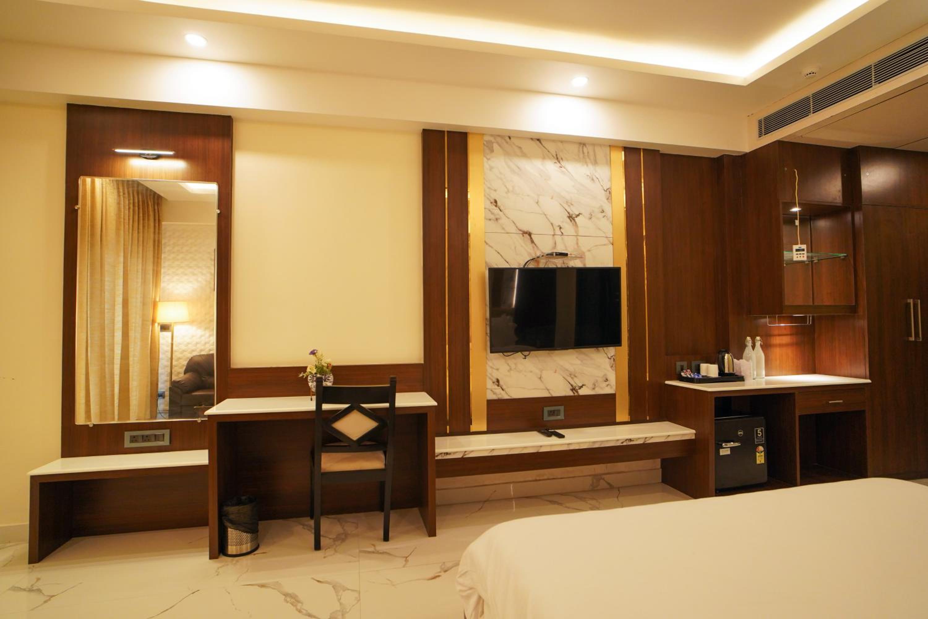 King Room with Pool View - Photo 18
