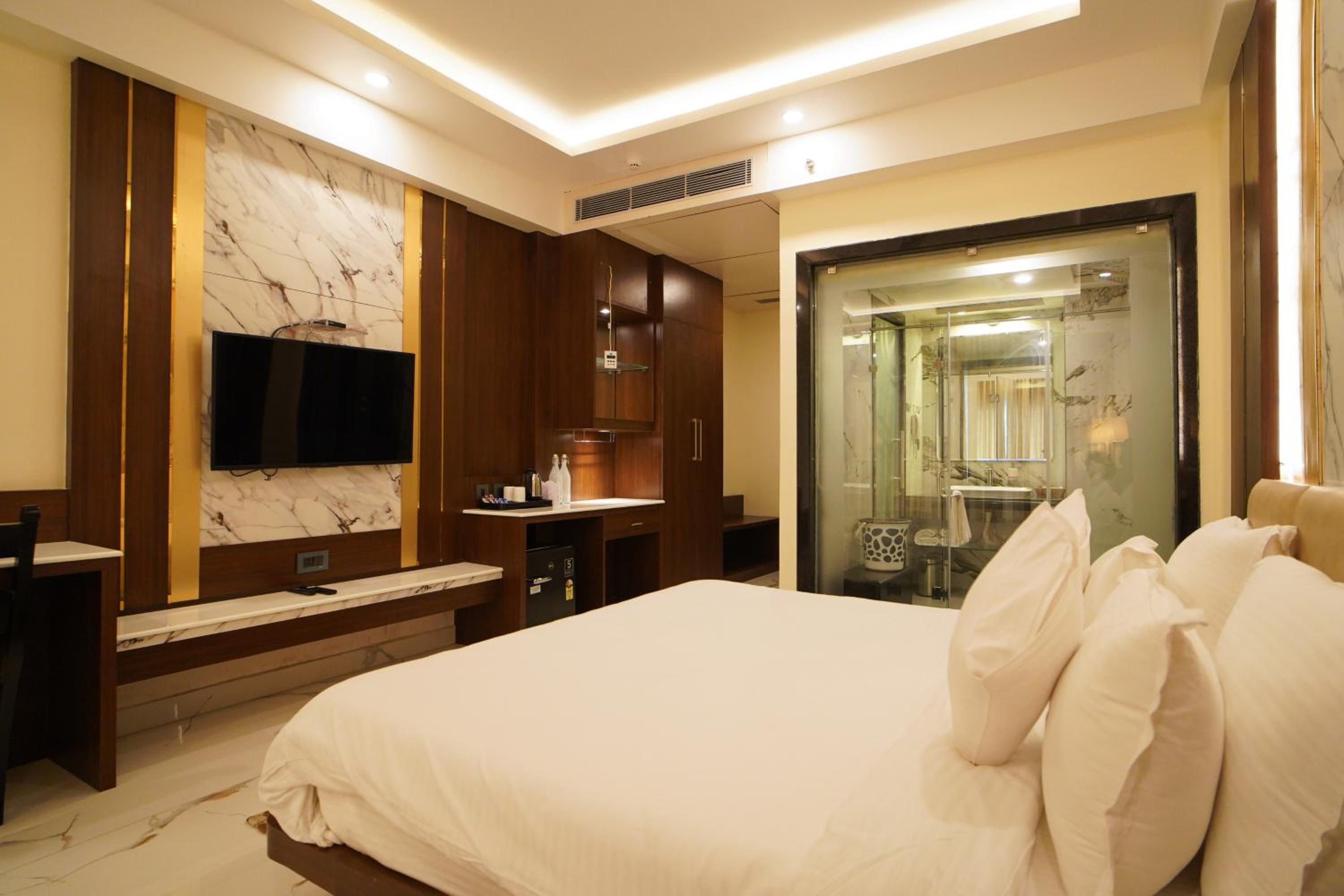 King Room with Pool View - Photo 26