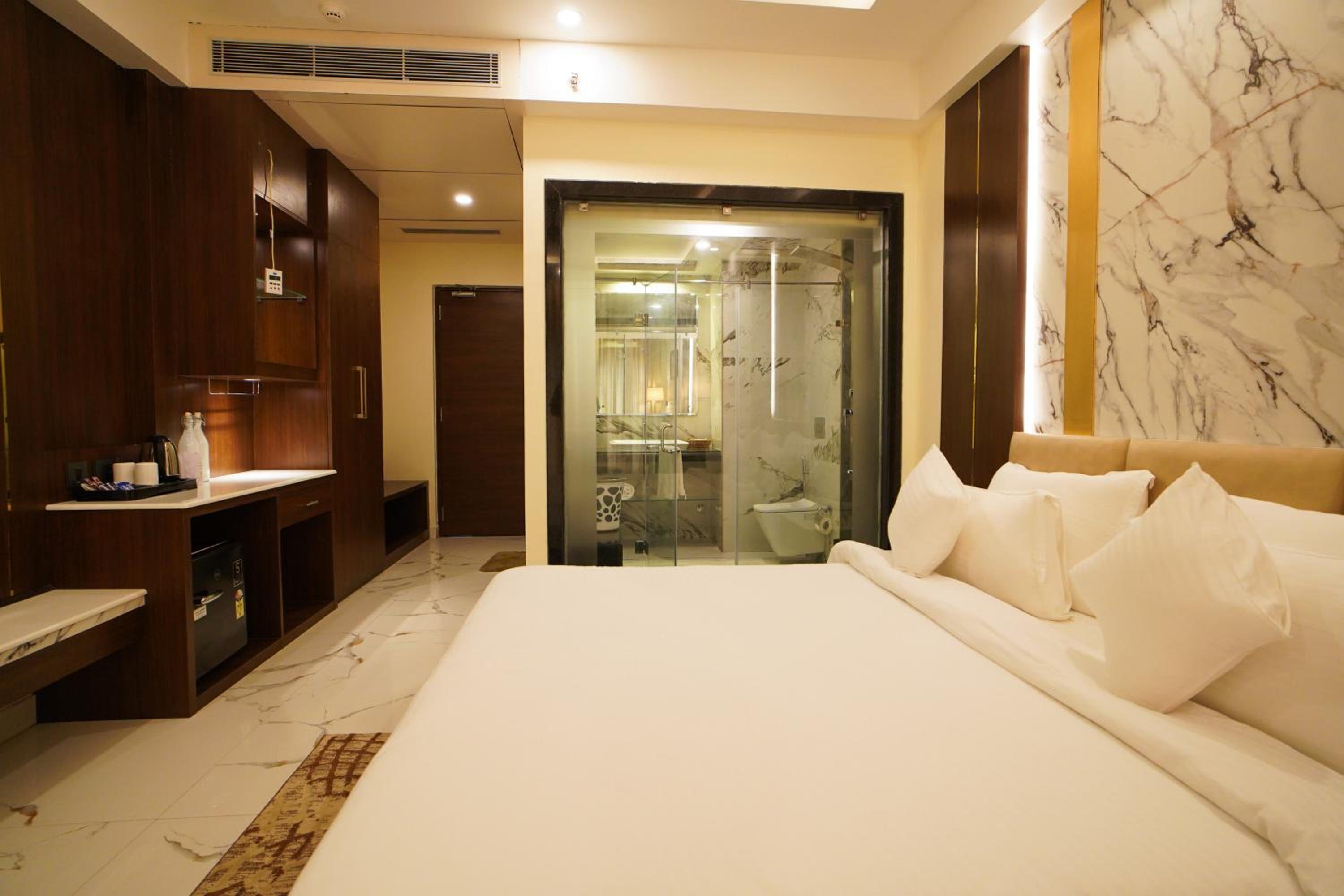 King Room with Pool View - Photo 25