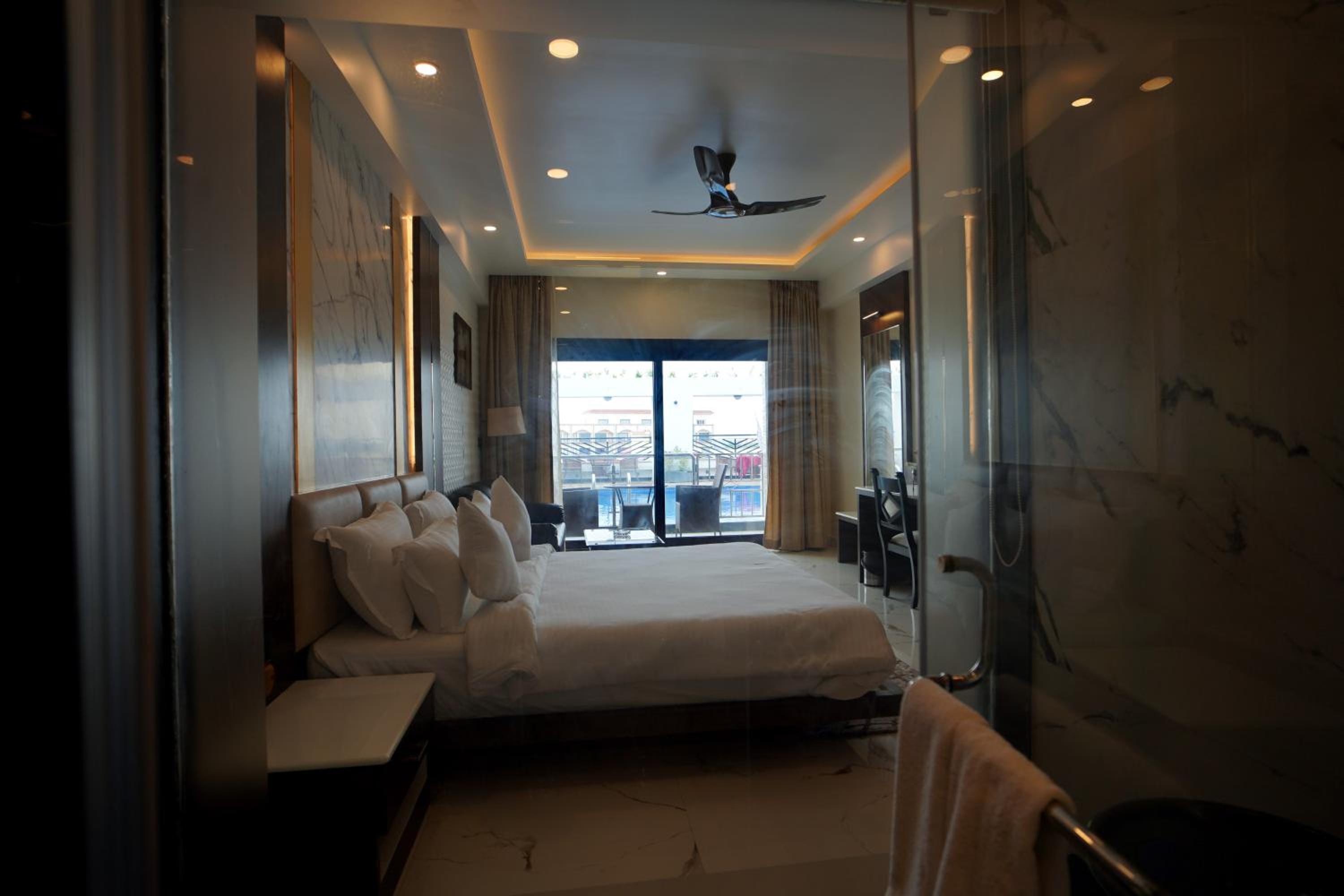 King Room with Pool View - Photo 13