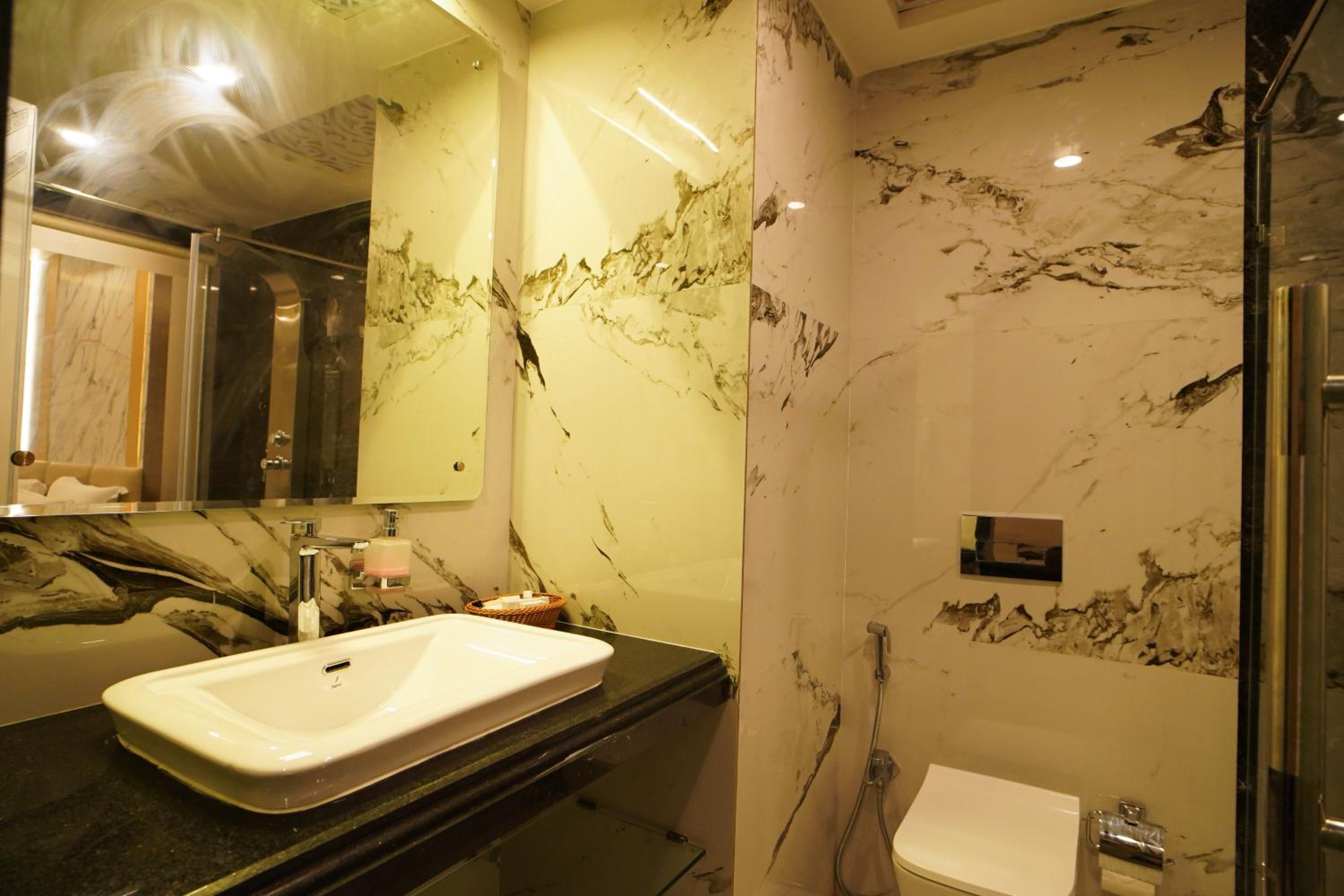 King Room with Pool View - Photo 24