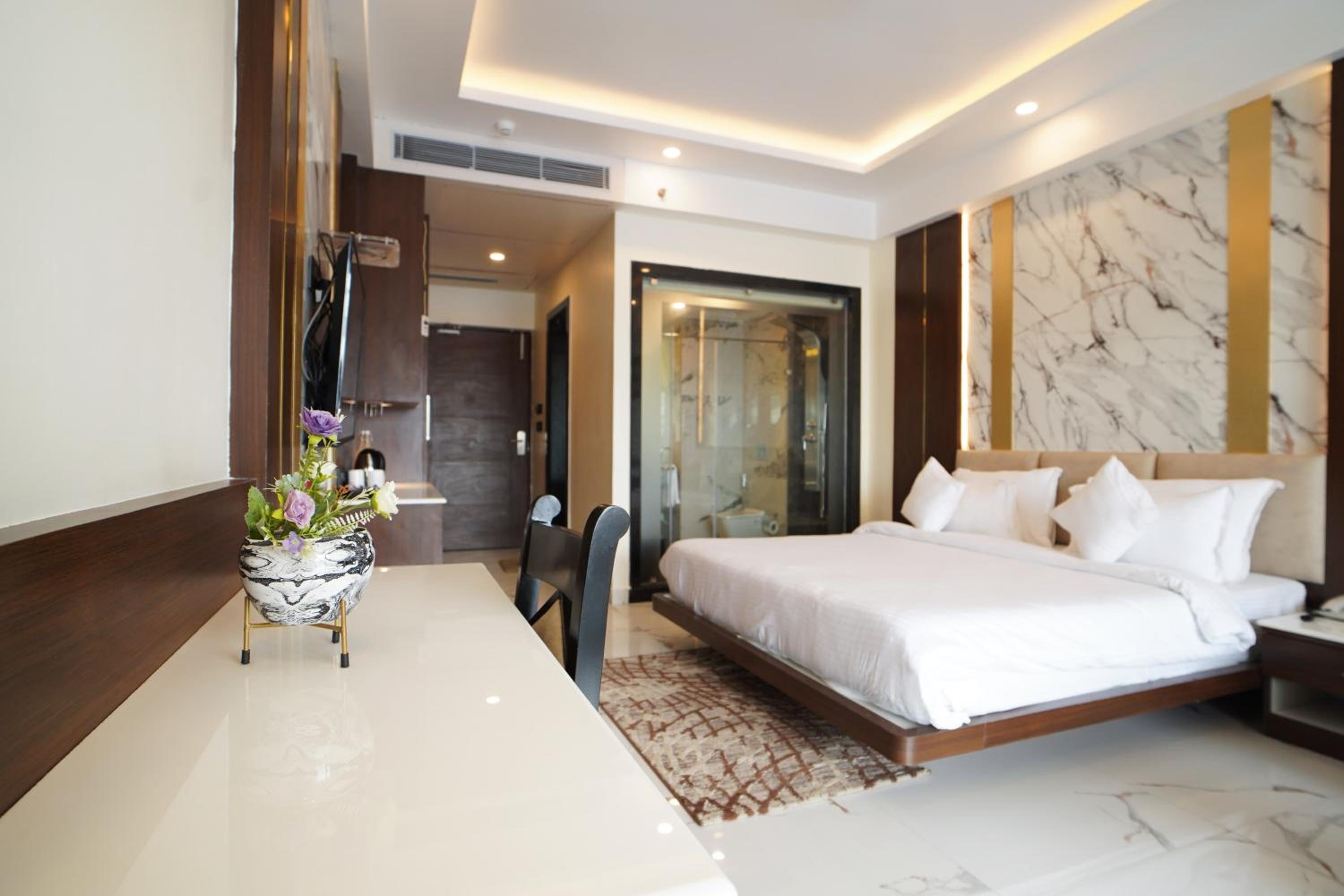 King Room with Pool View - Photo 12