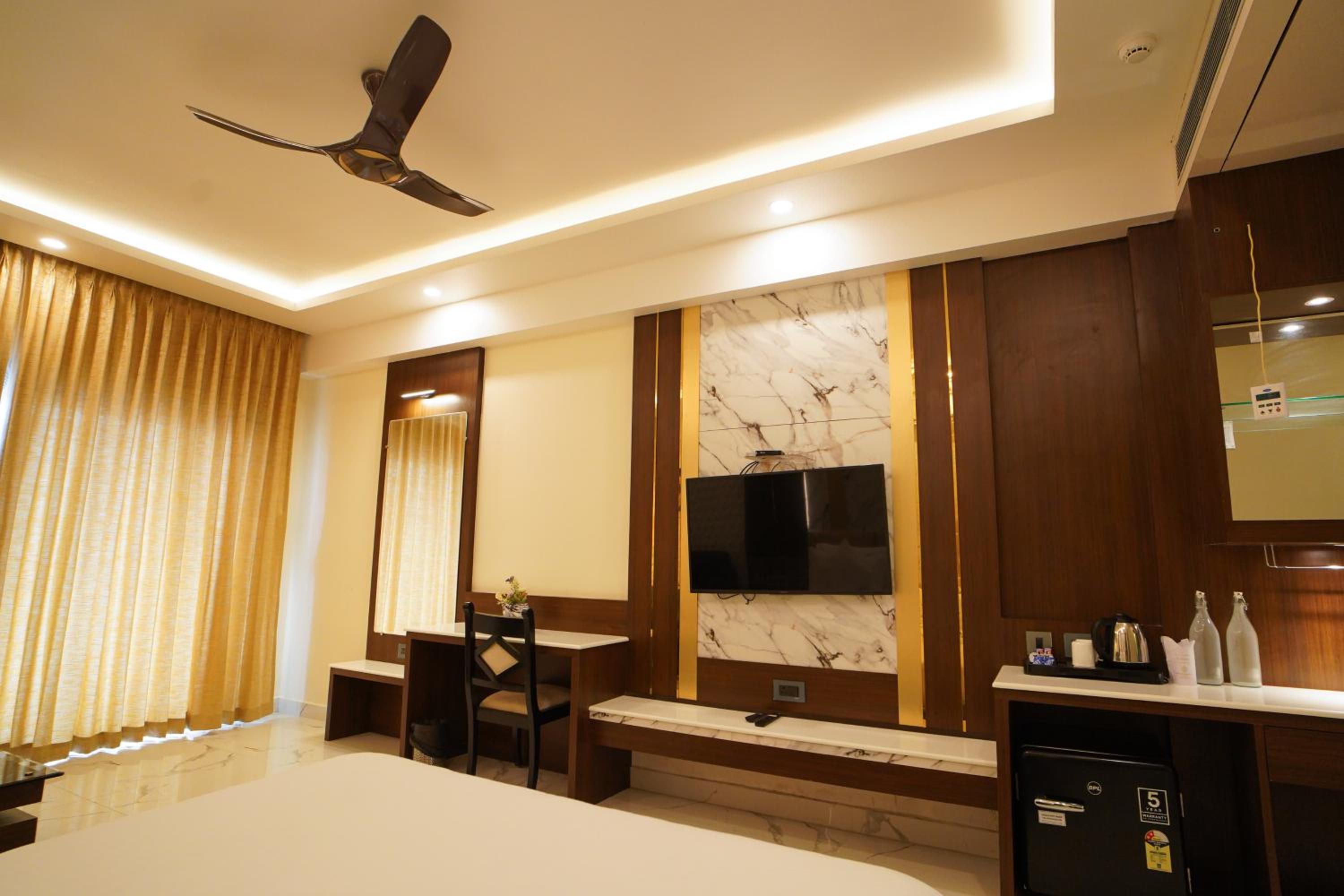 King Room with Pool View - Photo 14
