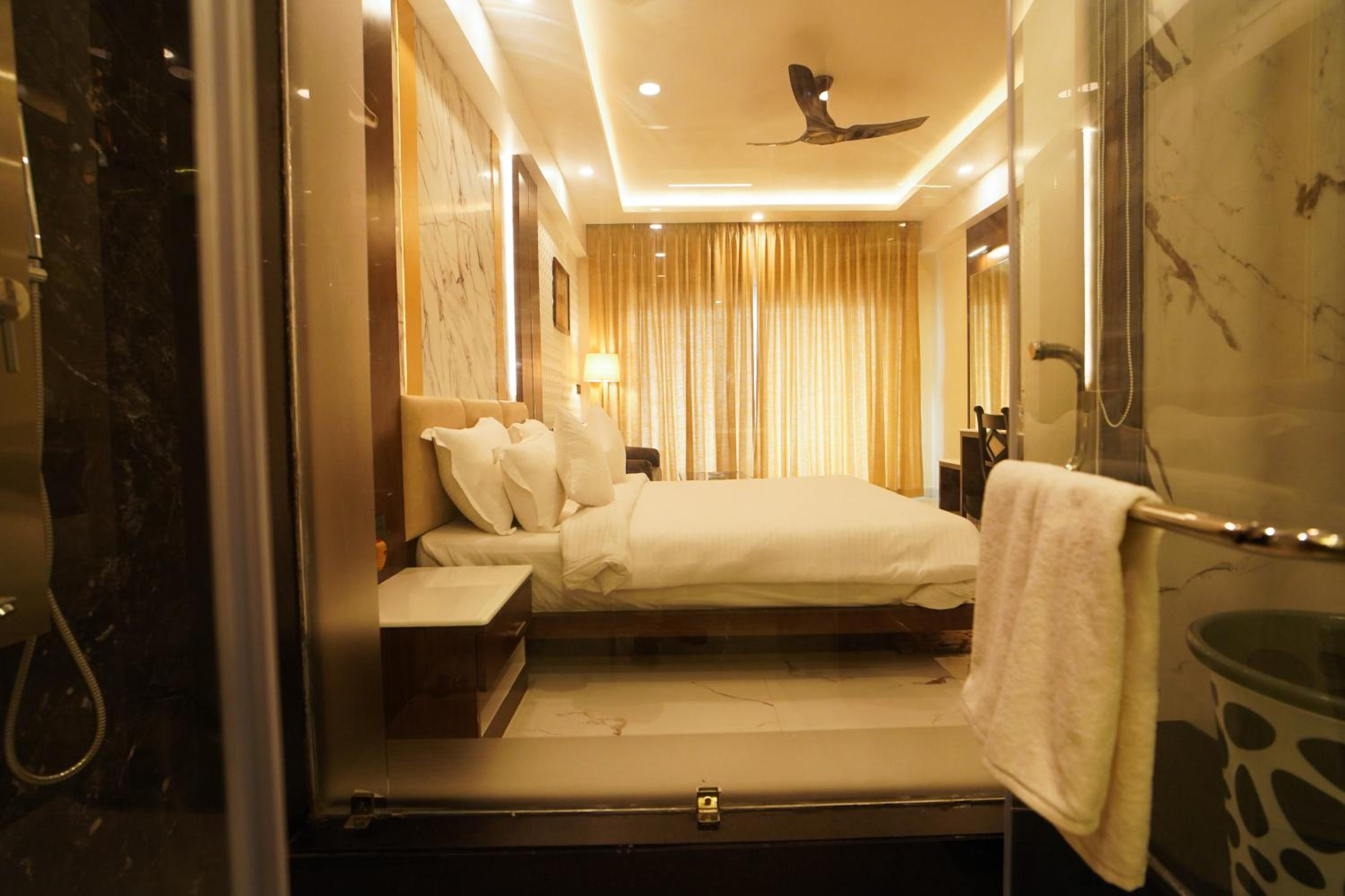 King Room with Pool View - Photo 15