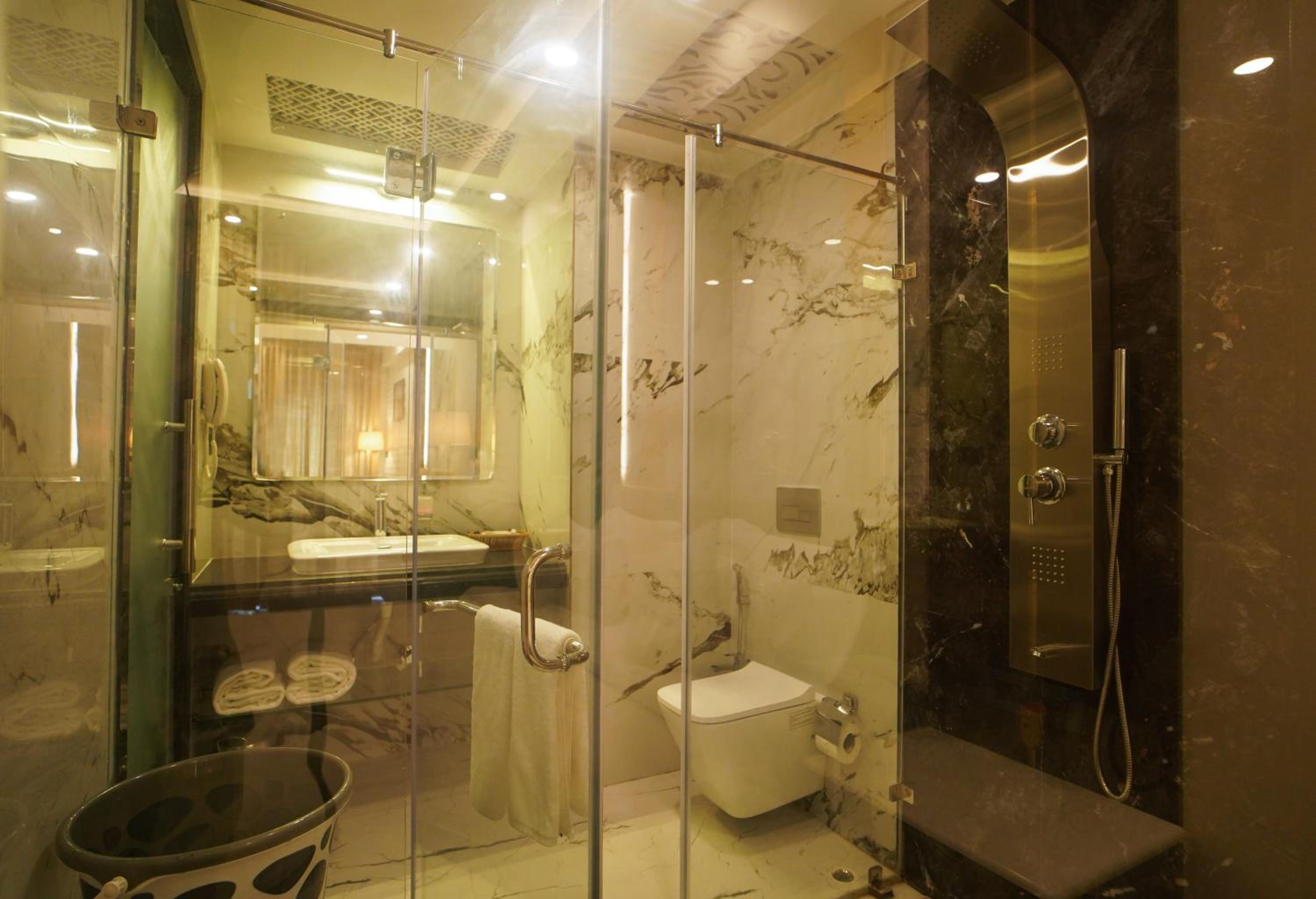 King Room with Pool View - Photo 7