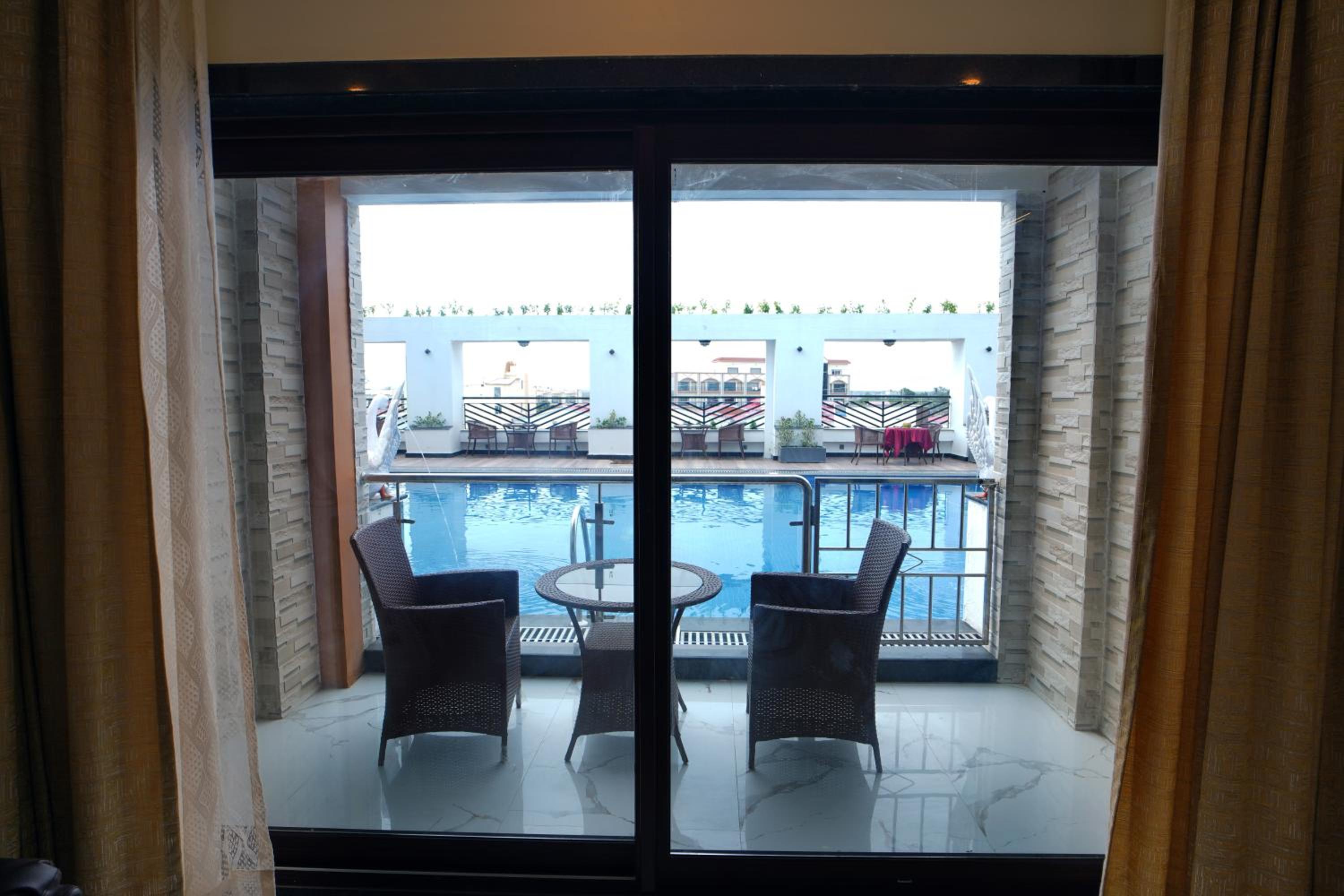 King Room with Pool View - Photo 9