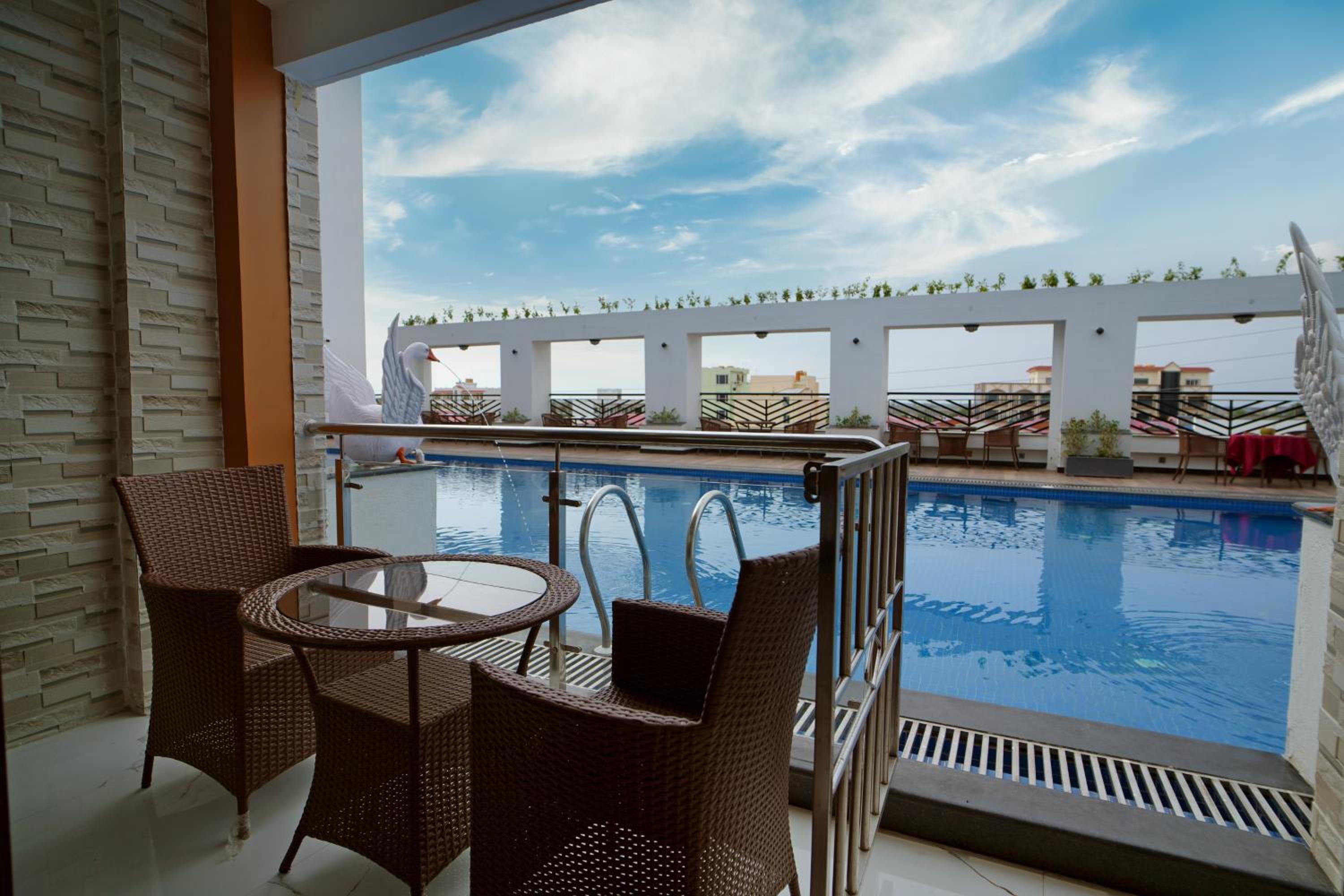King Room with Pool View - Photo 8