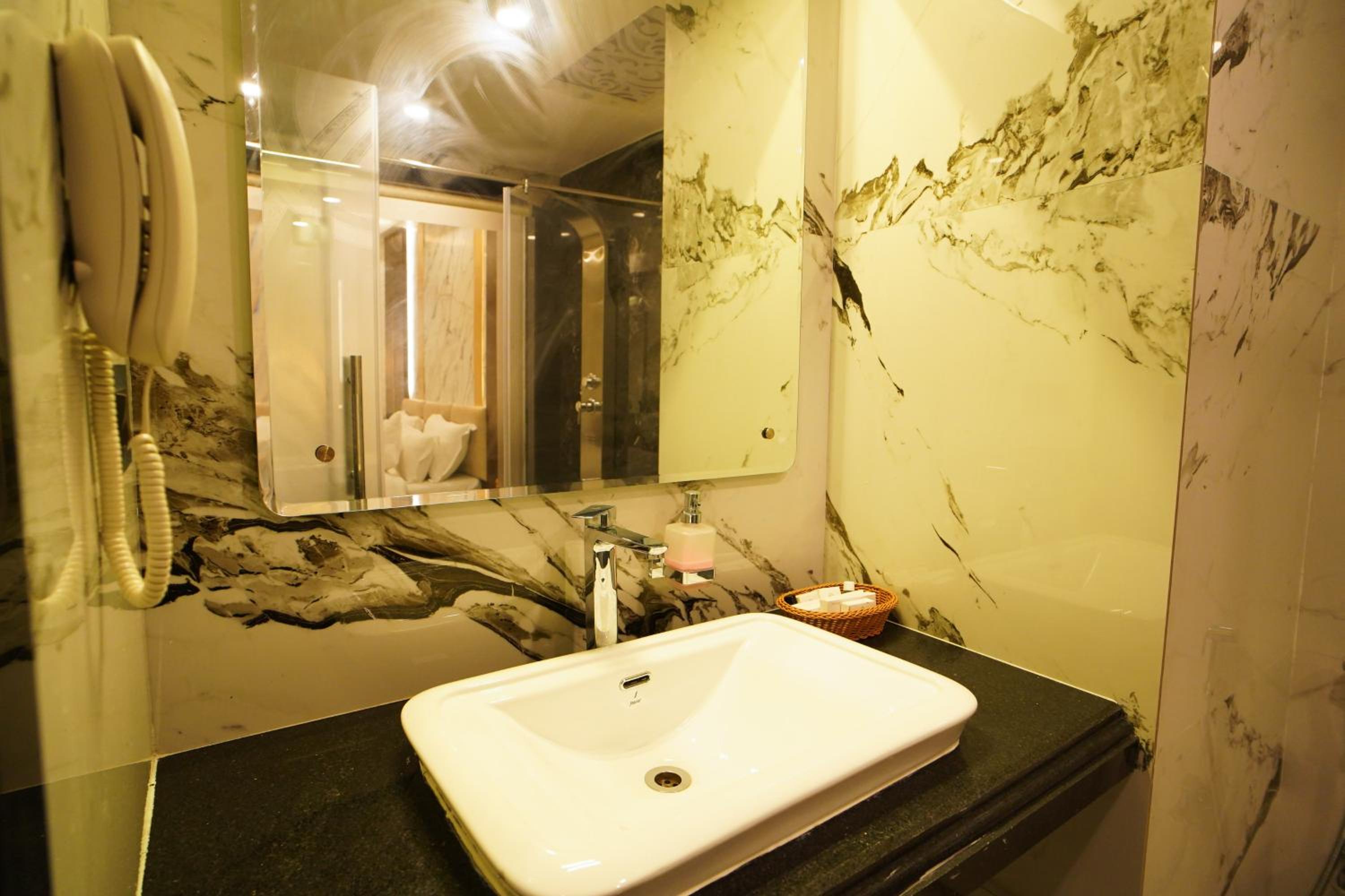 King Room with Pool View - Photo 10