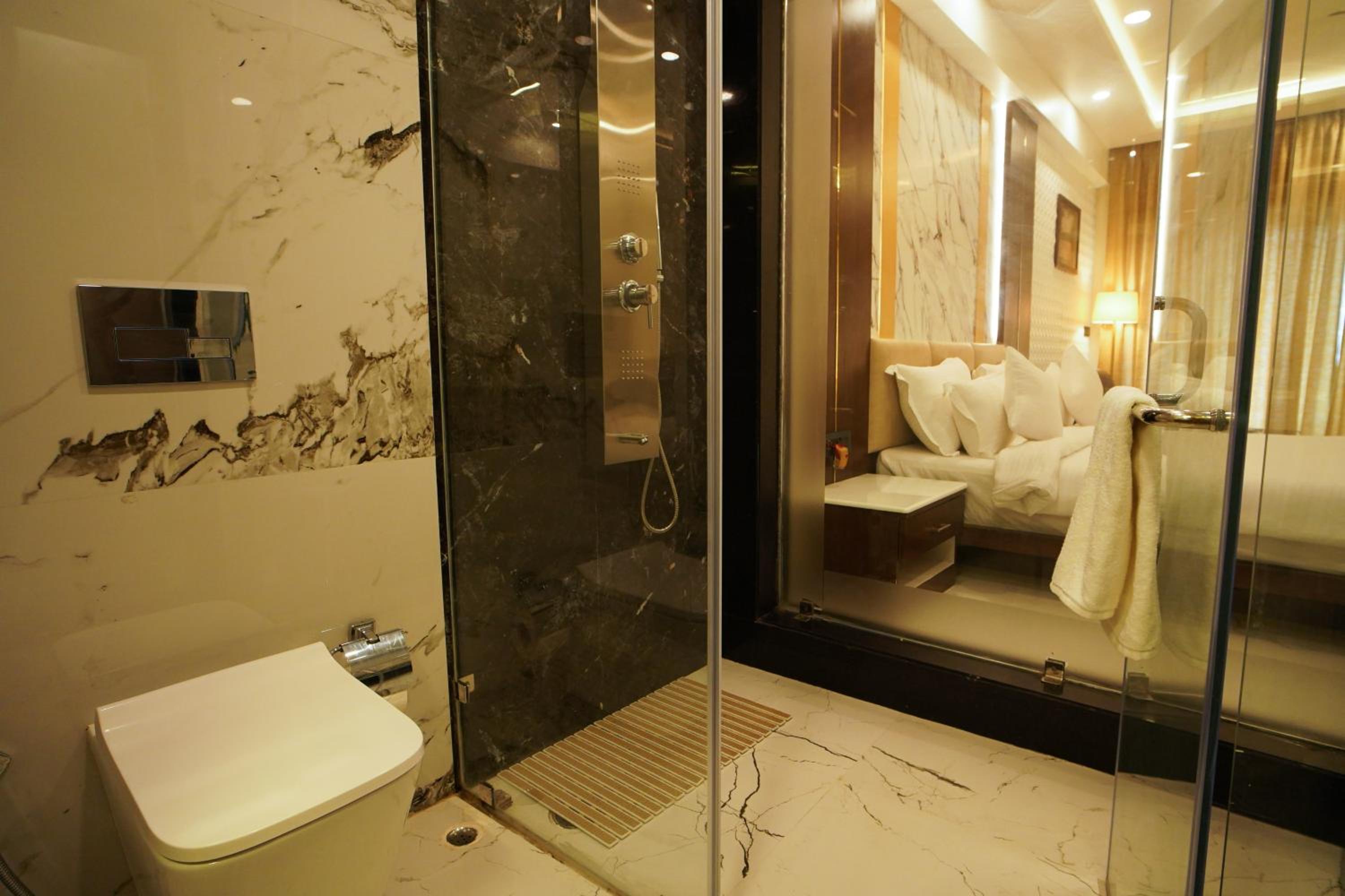 King Room with Pool View - Photo 6