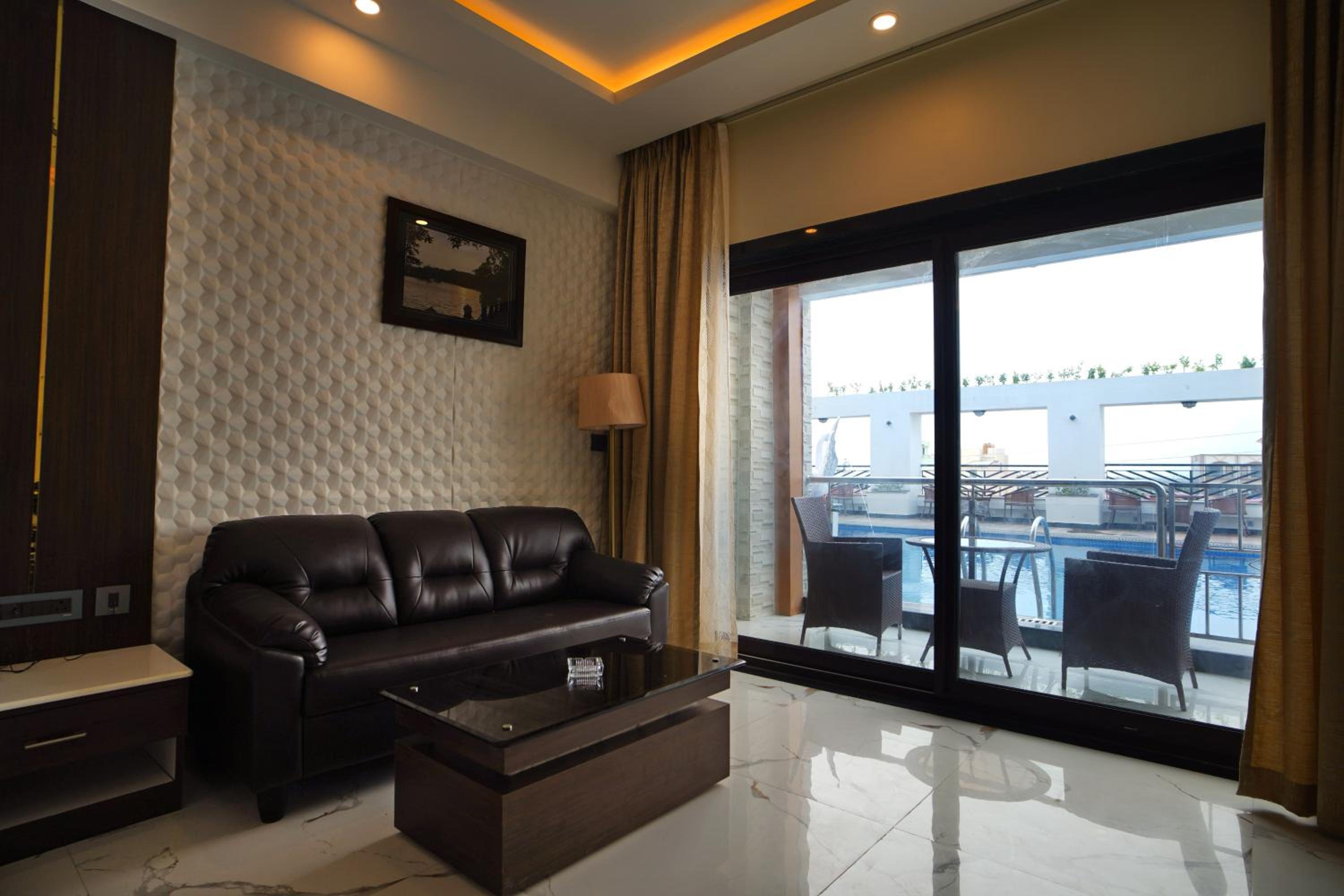 King Room with Pool View - Photo 16