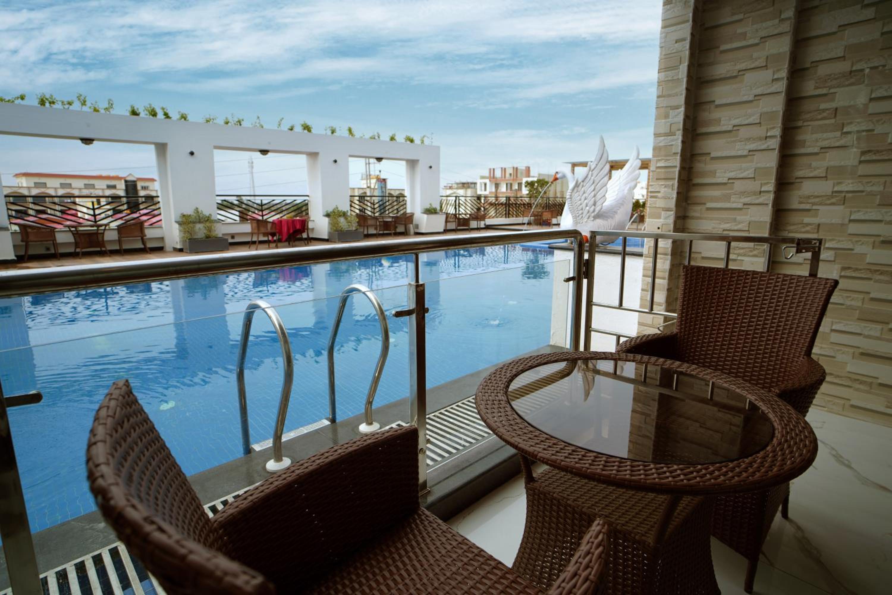 King Room with Pool View - Photo 3