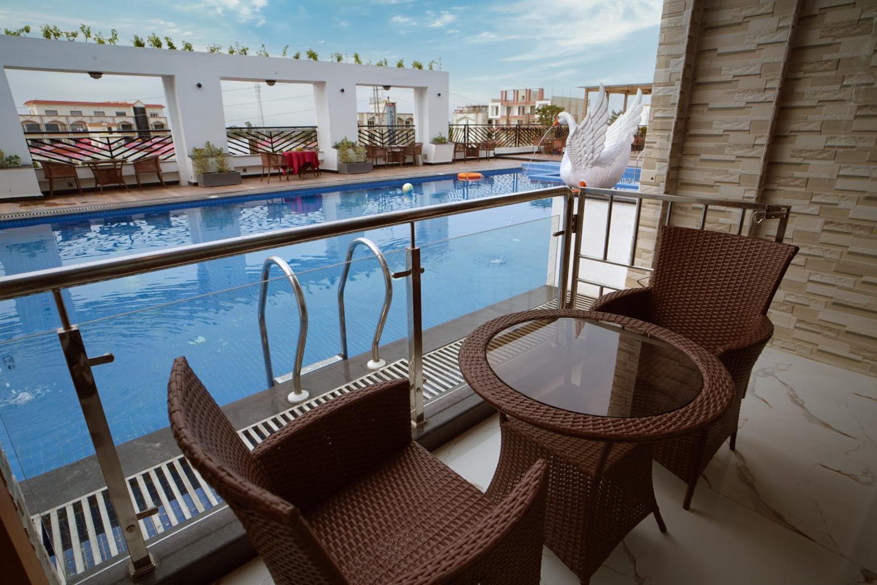King Room with Pool View - Photo 4