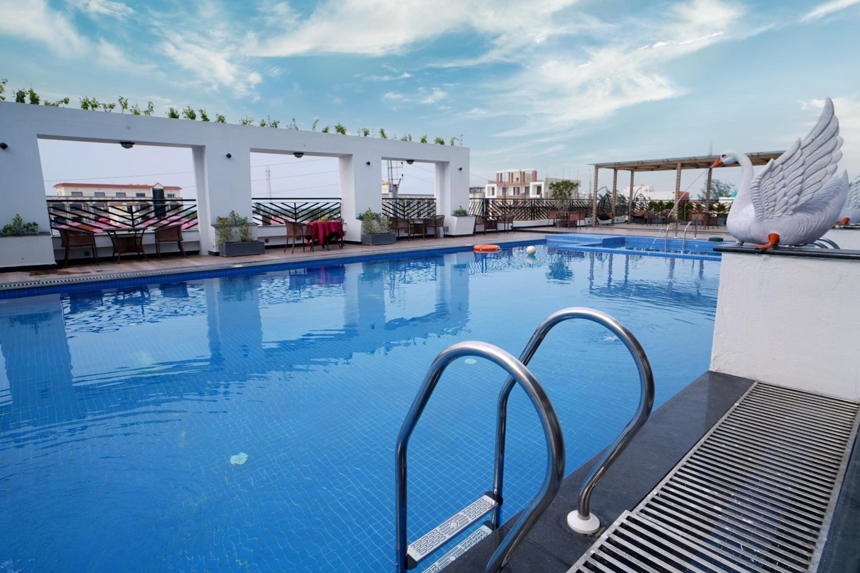 King Room with Pool View - Photo 17
