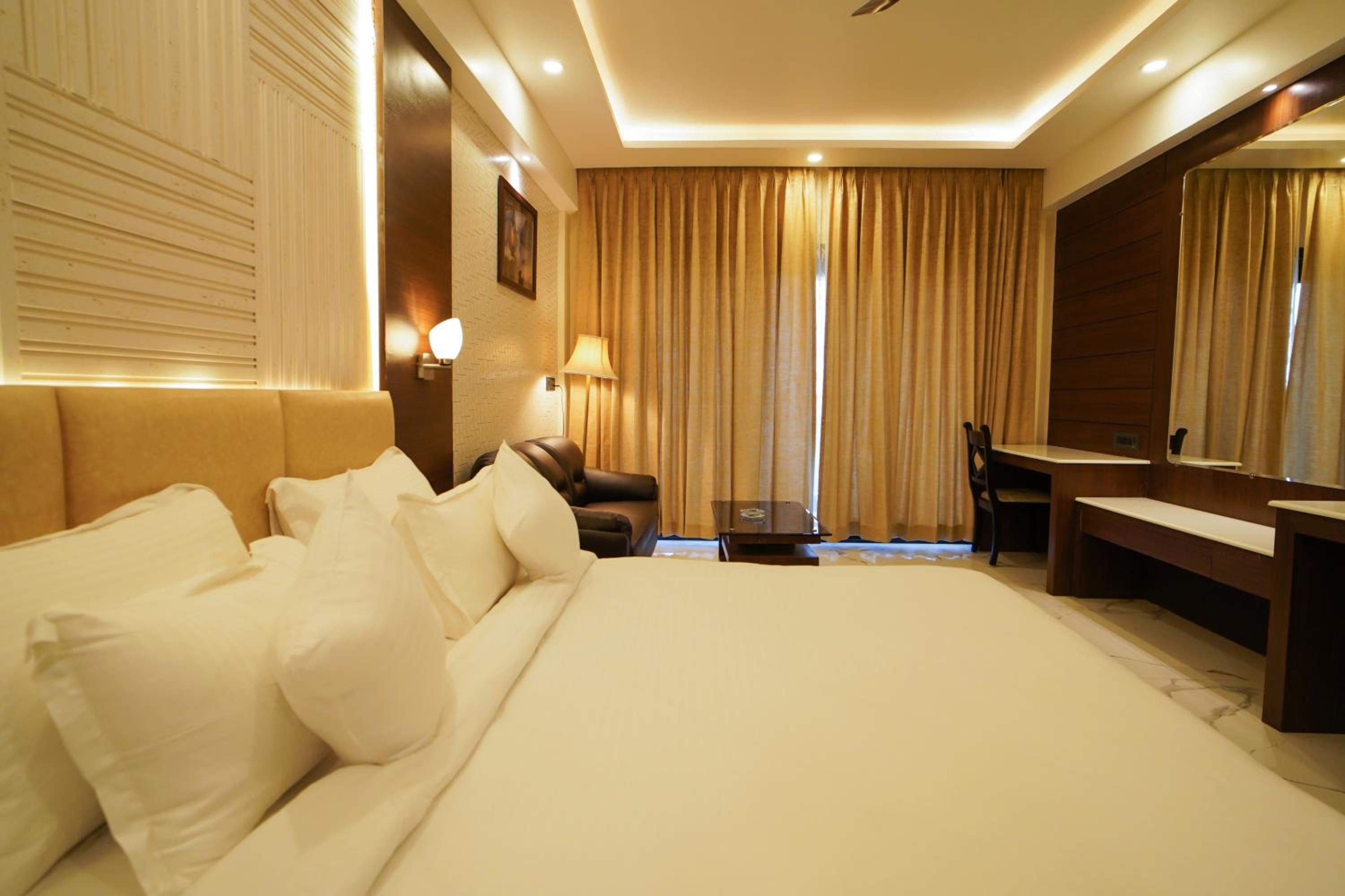 Deluxe King Room - Photo 12