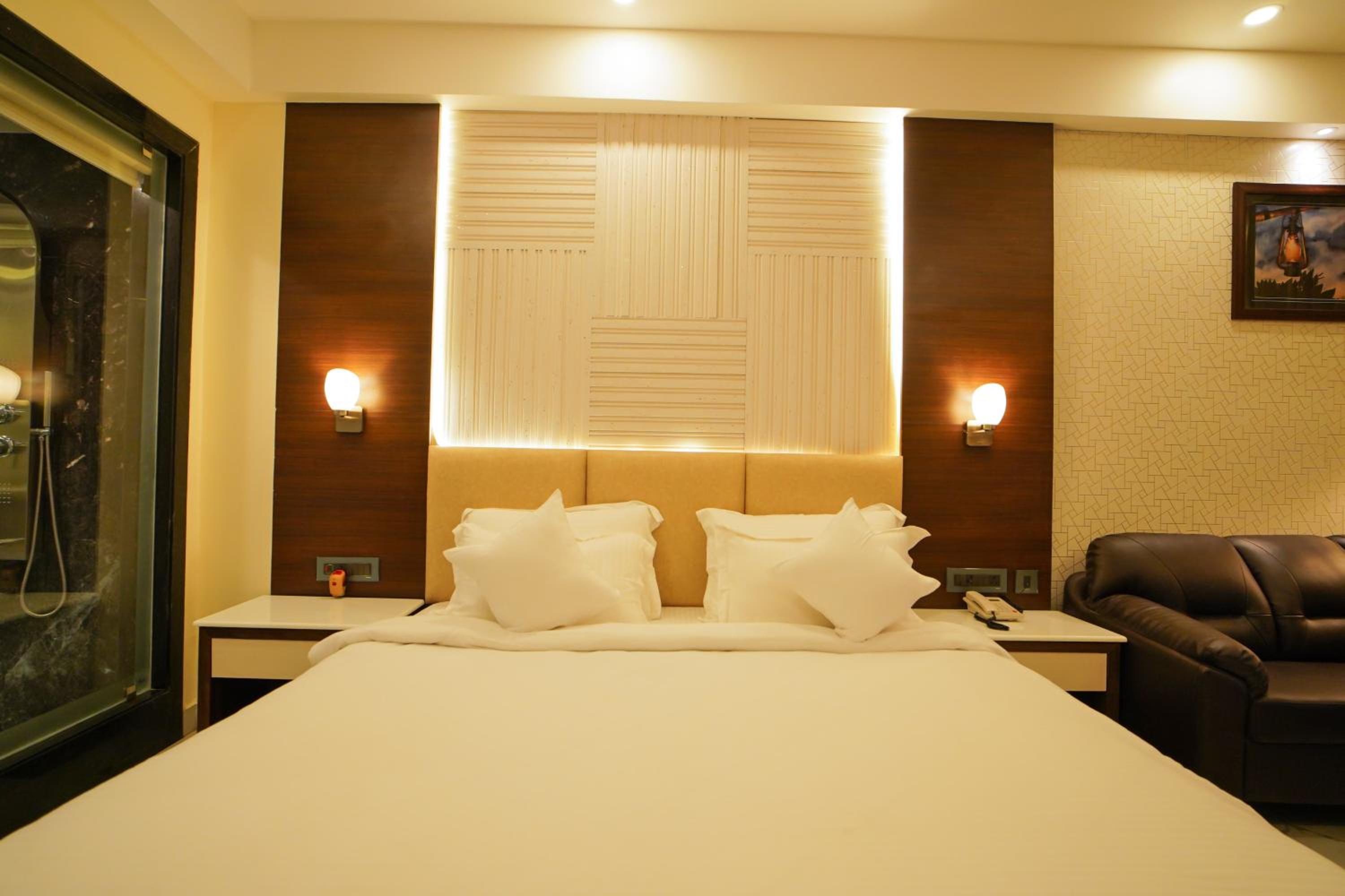 Deluxe King Room - Photo 11