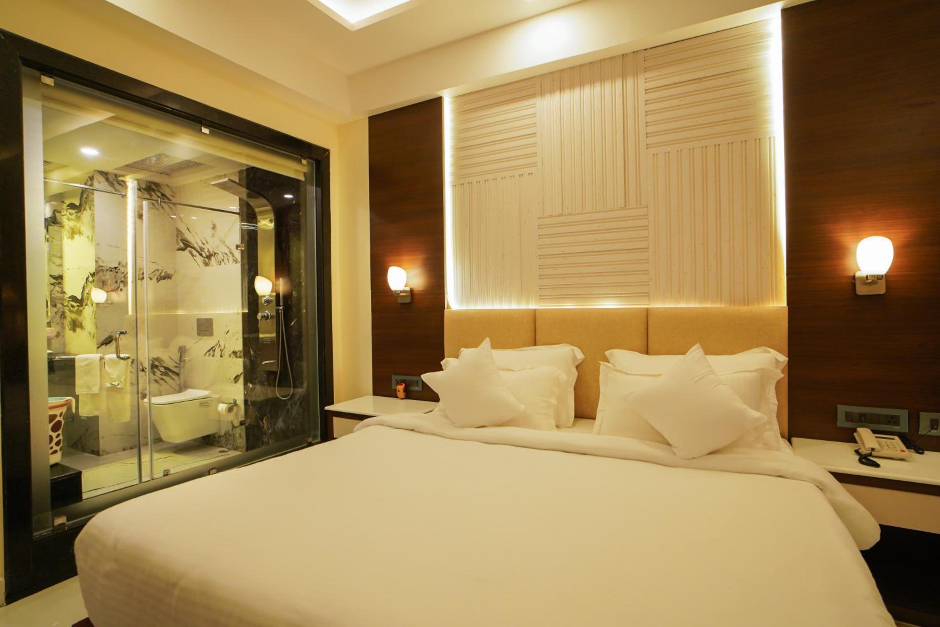 Deluxe King Room - Photo 13