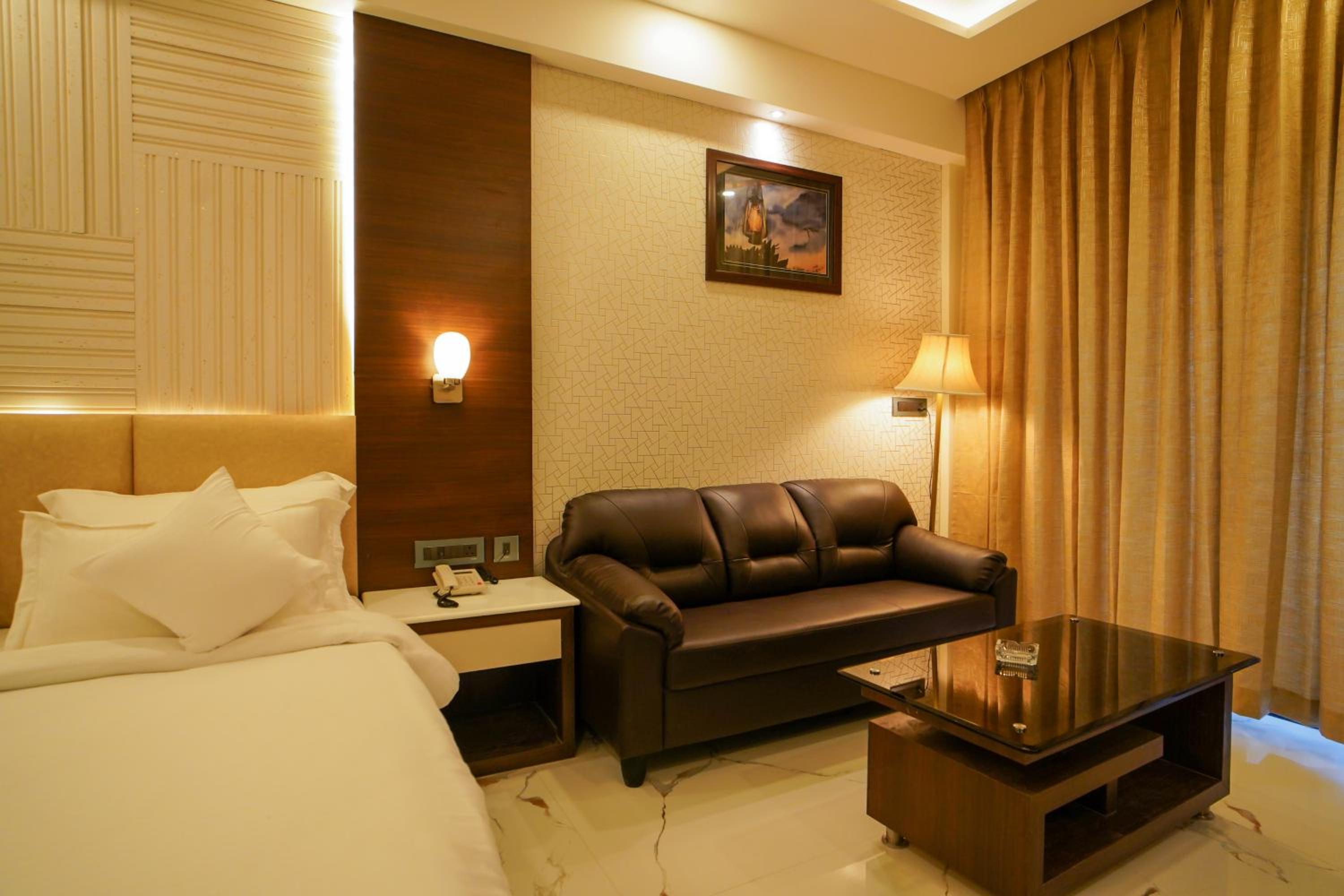 Deluxe King Room - Photo 14