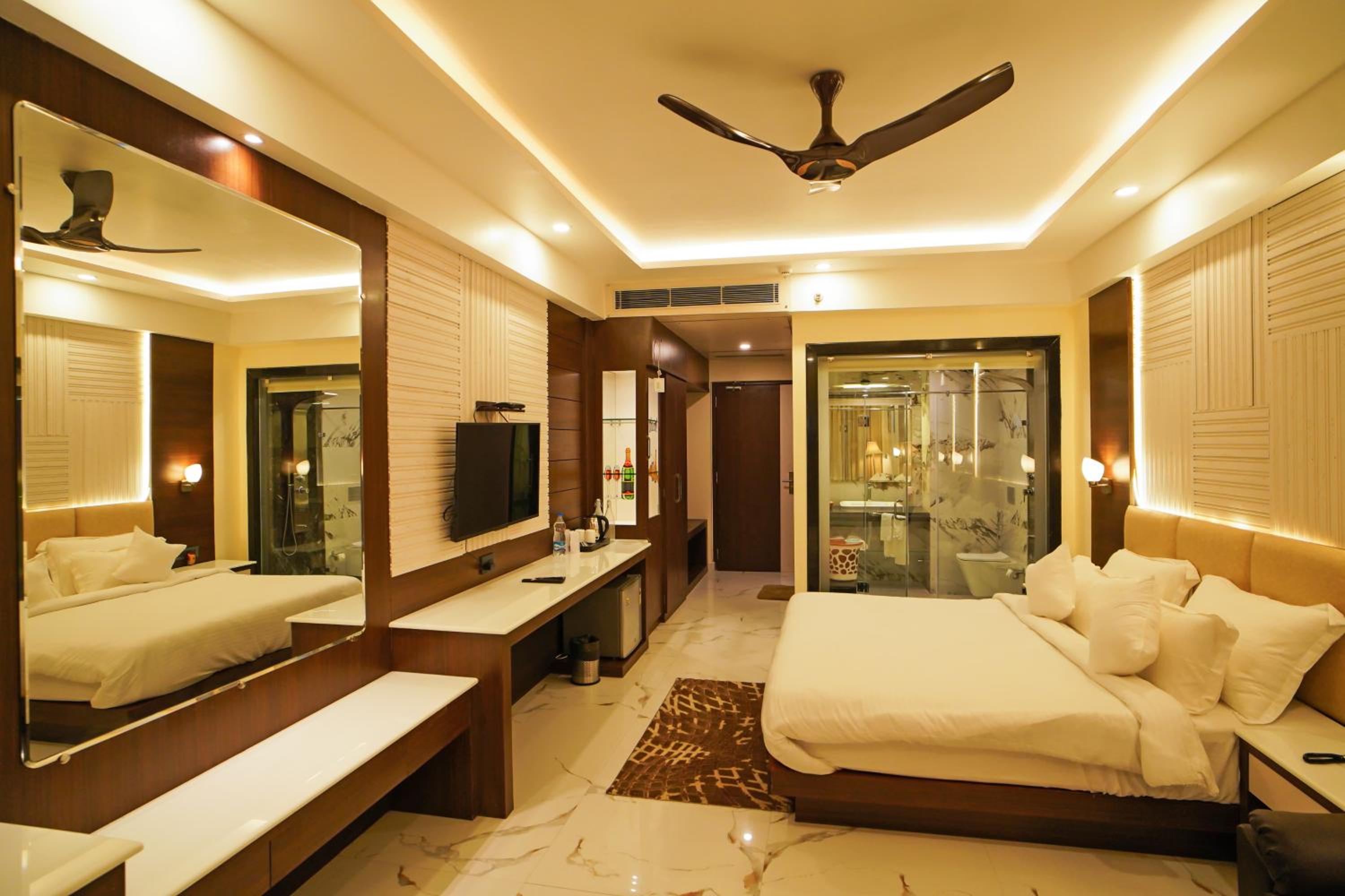 Deluxe King Room - Photo 7