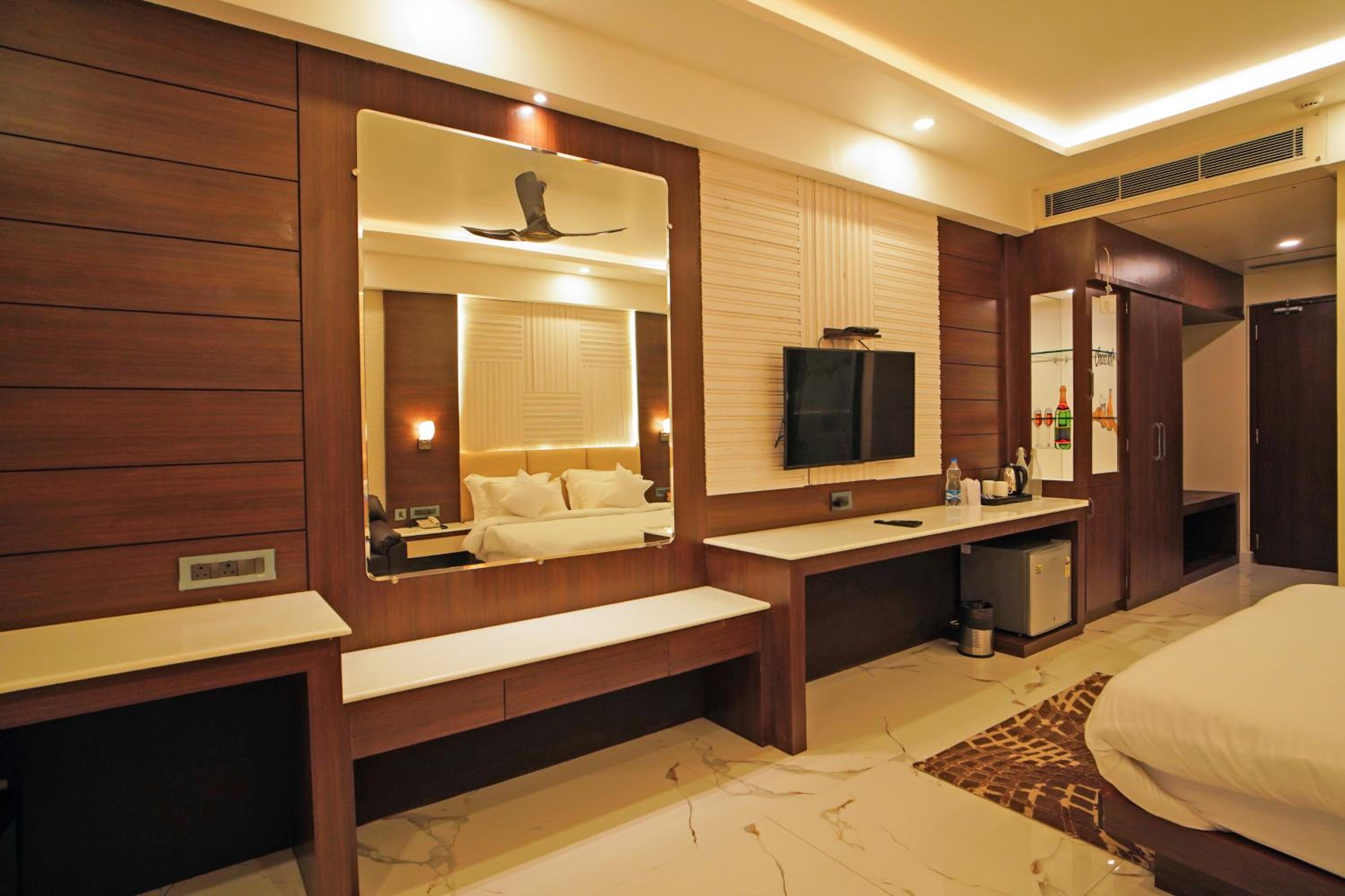 Deluxe King Room - Photo 8
